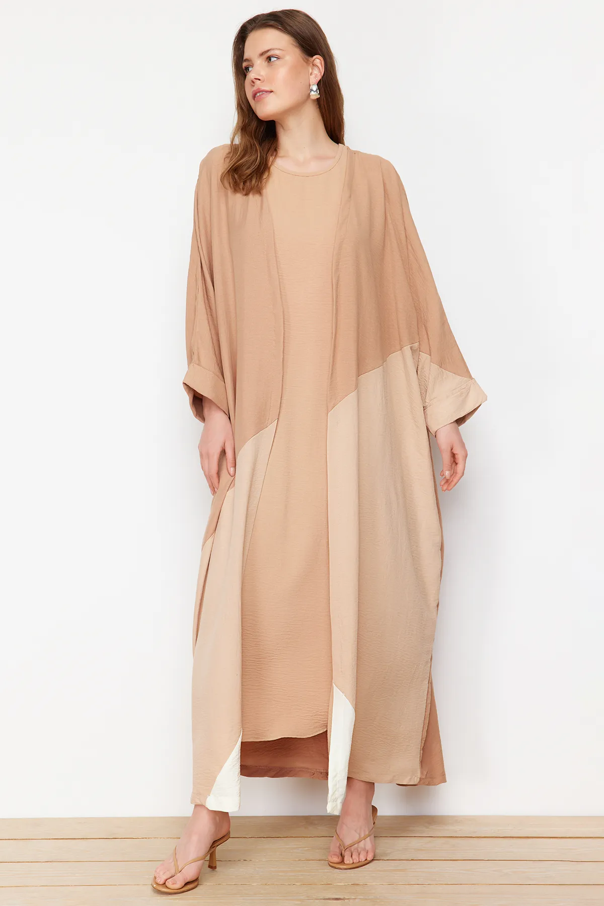 Trendyol Modest  Kamelfarbene, lange gewebte Kappe mit Gürtel und Farbblockdesign & Ferace TCTSS24KF00002