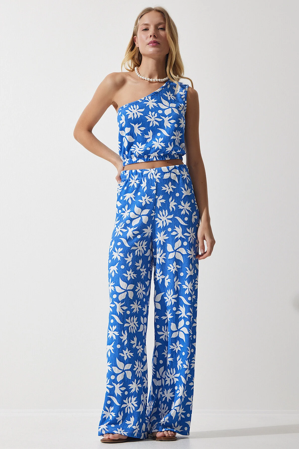 Happiness İstanbul  Blau-weiß gemusterter Palazzo-Anzug aus Strick mit kurzer Bluse für Damen MC00260