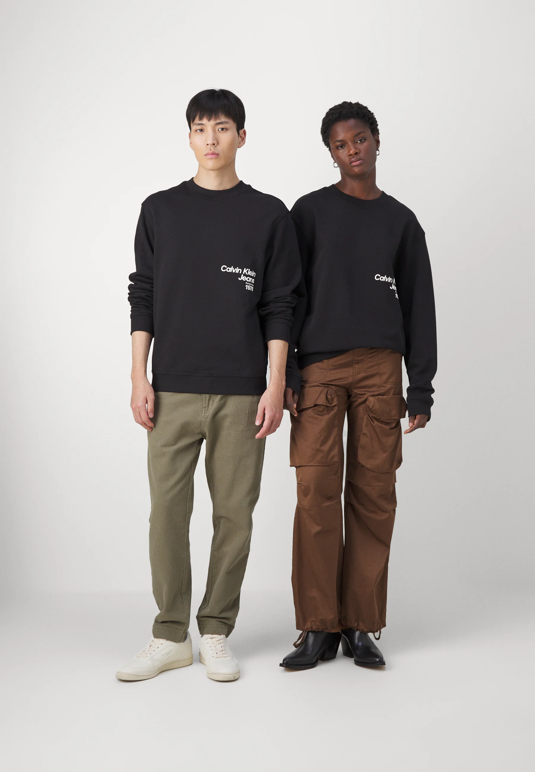 Sudadera unisex de cuello redondo con logotipo difuso de Calvin Klein Jeans