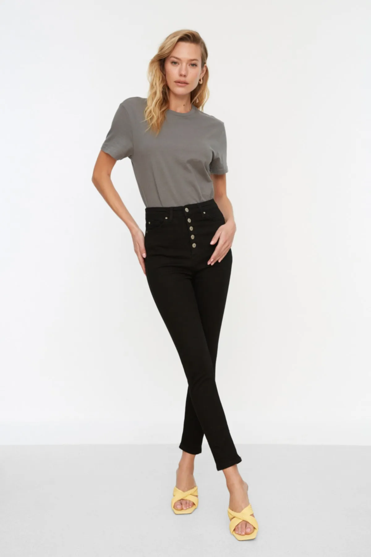 Trendyol Collection  Schwarze Skinny Jeans mit hoher Taille und Knopfleiste vorn TWOAW20JE0051
