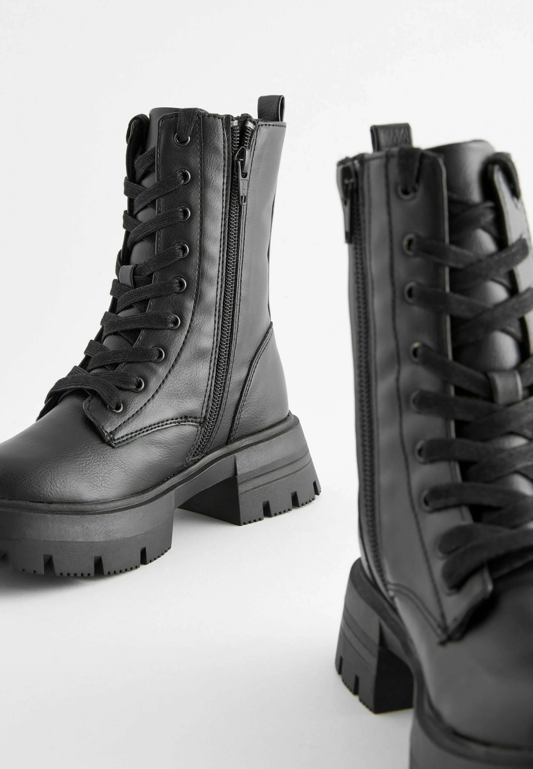 Botas gruesas con cordones Next