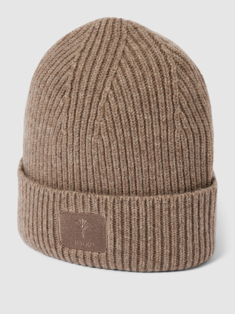 Beanie mit Label-Patch in taupe