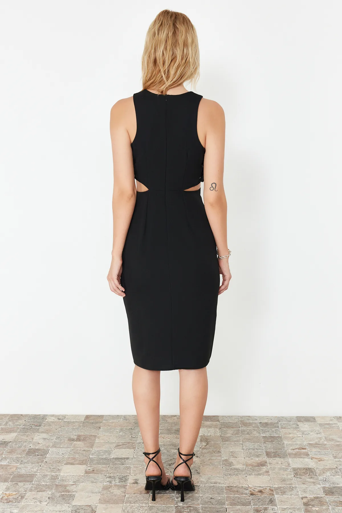 Trendyol Collection  Schwarzes, detailliertes, ärmelloses, tailliertes Midi-Webkleid mit Ausschnitten TWOSS23EL02043