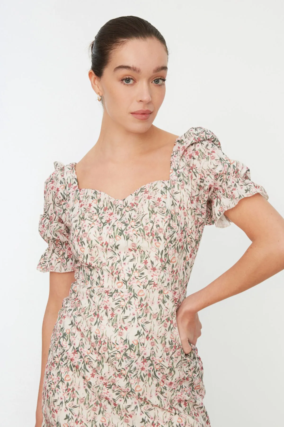 Trendyol Collection  Steinbetontes, gewebtes, gefüttertes, gewebtes Kleid mit Blumenmuster TWOSS21EL0864