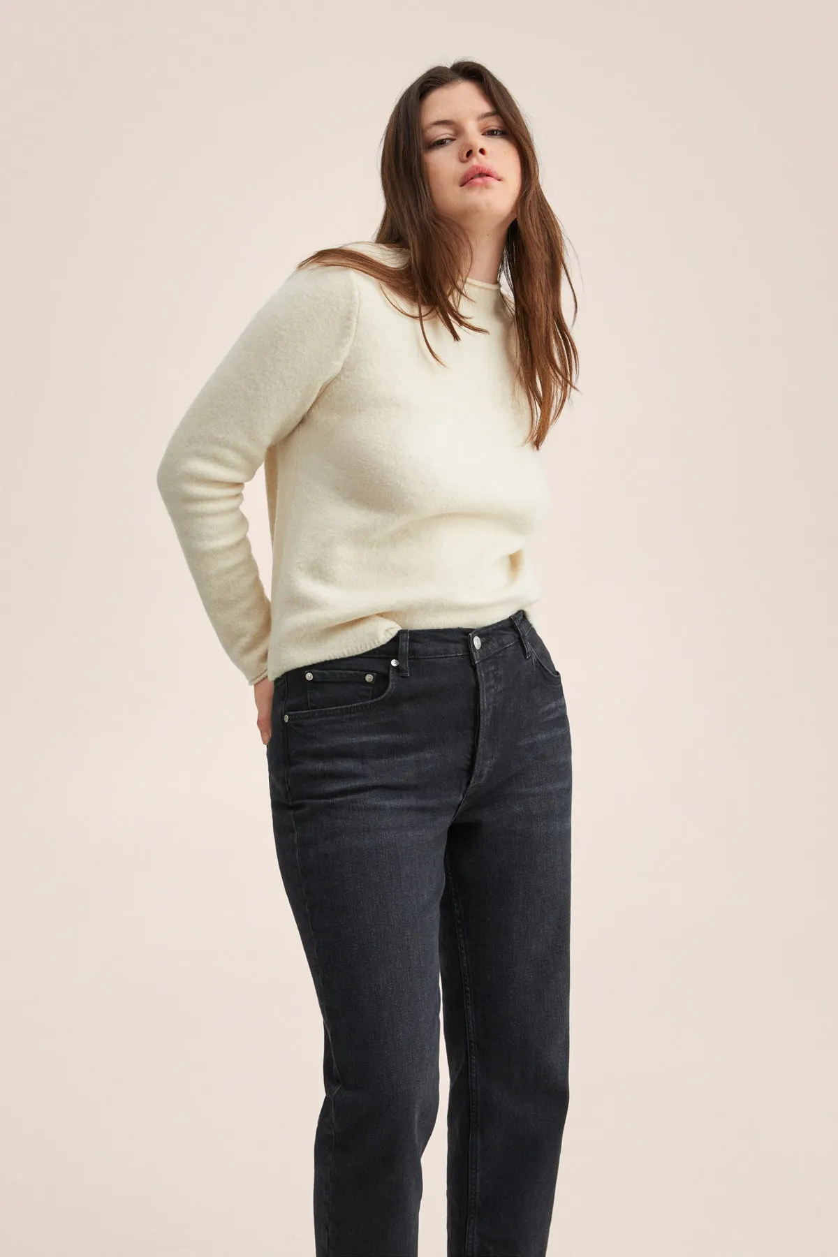 MANGO  Damenjeans aus schwarzem Denim 27091144
