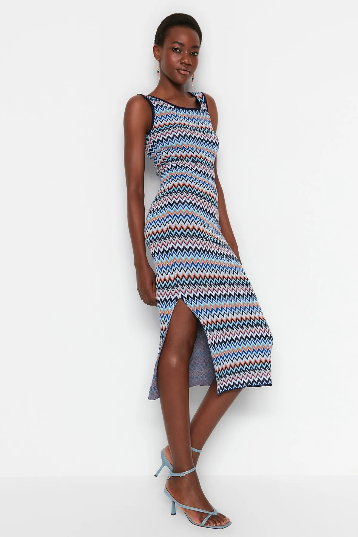 Trendyol Collection  Marineblaues Maxi-Strickkleid mit Farbblockmuster TWOSS23EL00678