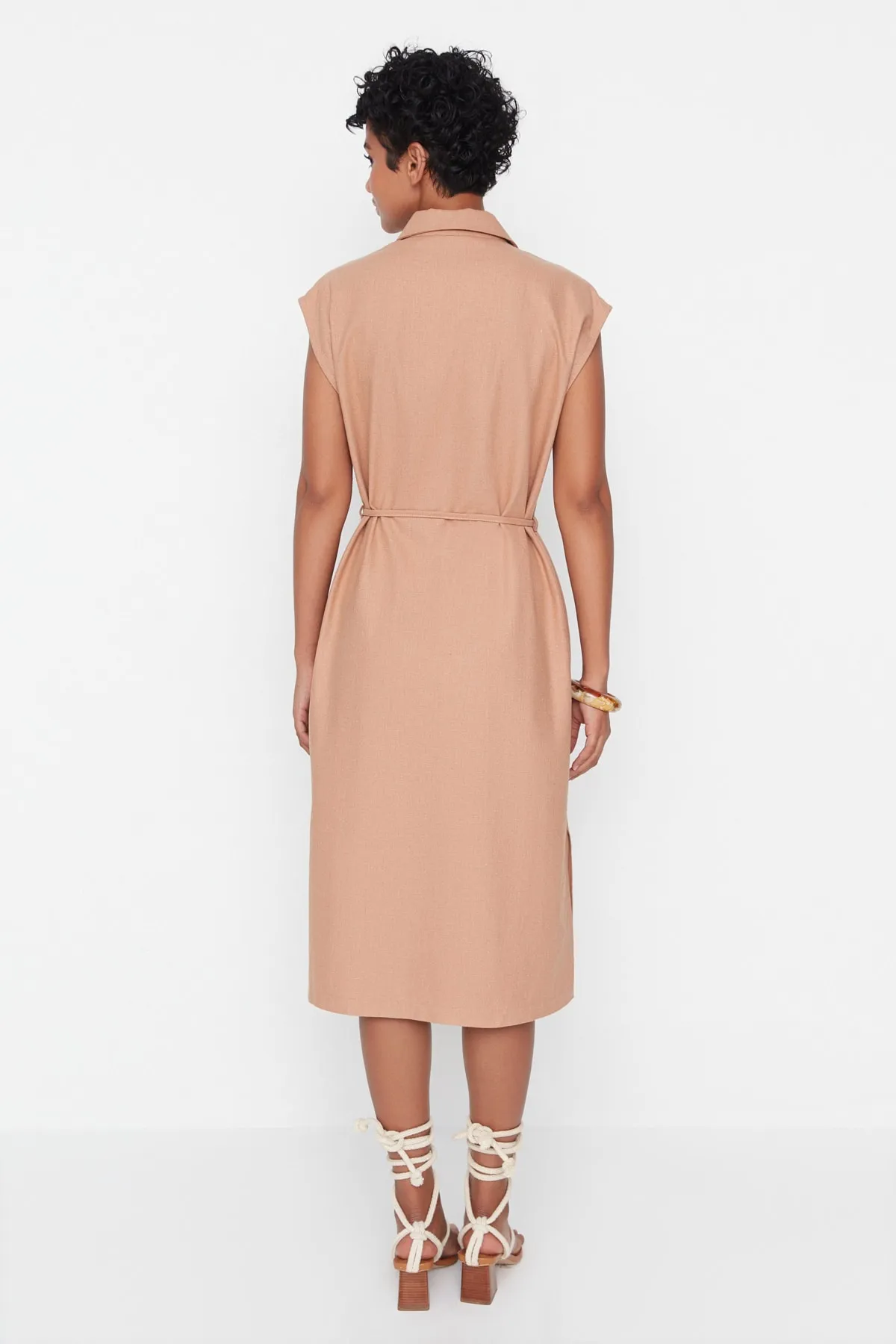 Trendyol Collection  Zimtfarbenes Webkleid mit Gürtel TWOAW23EL00336