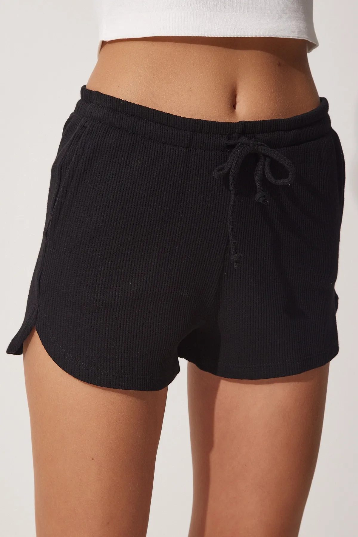 Happiness İstanbul  Schwarze gerippte Strick-Sportshorts für Damen UB00059