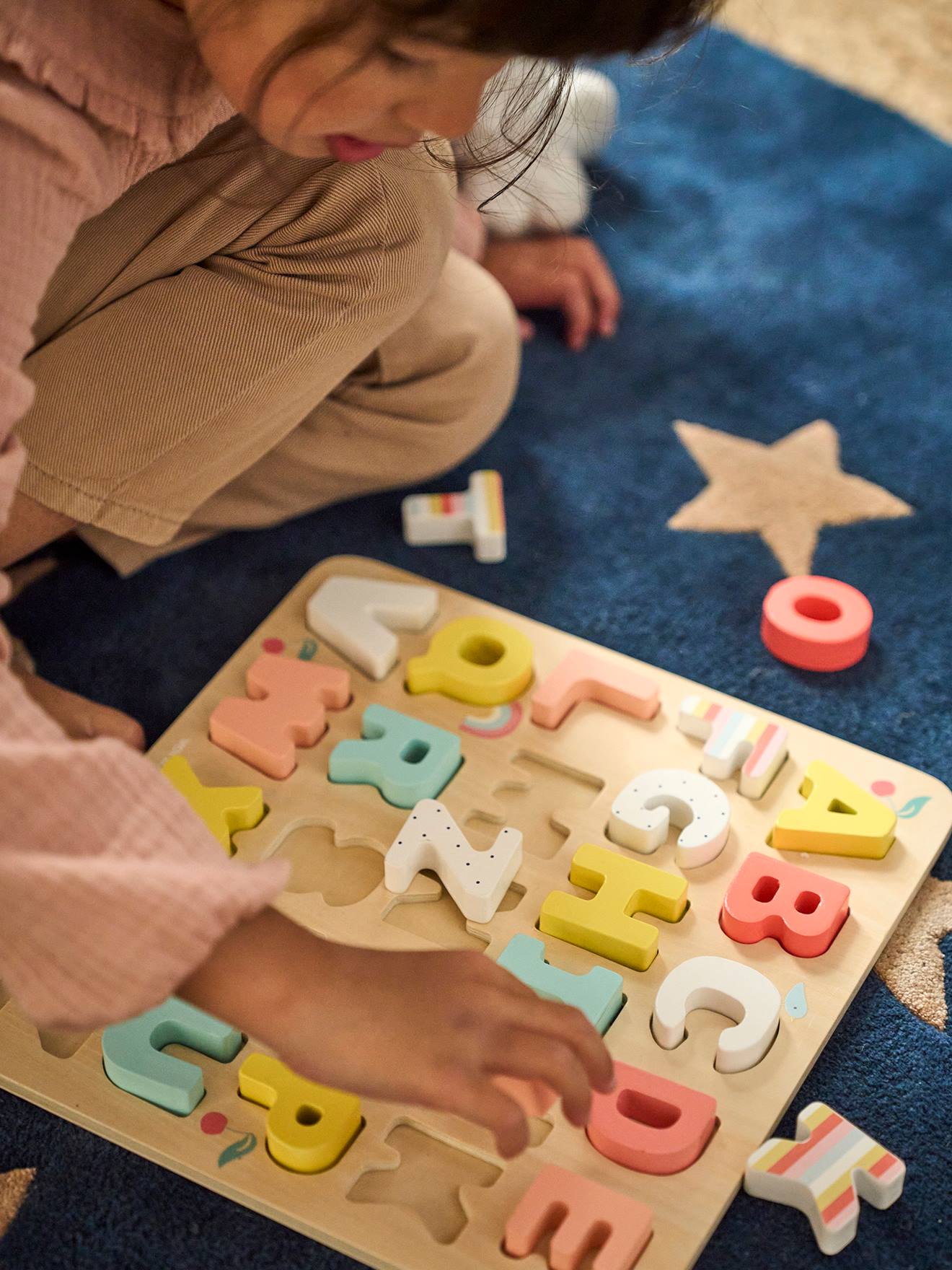 Puzzle lettres à encastrer en bois FSC® rose clair uni avec decor