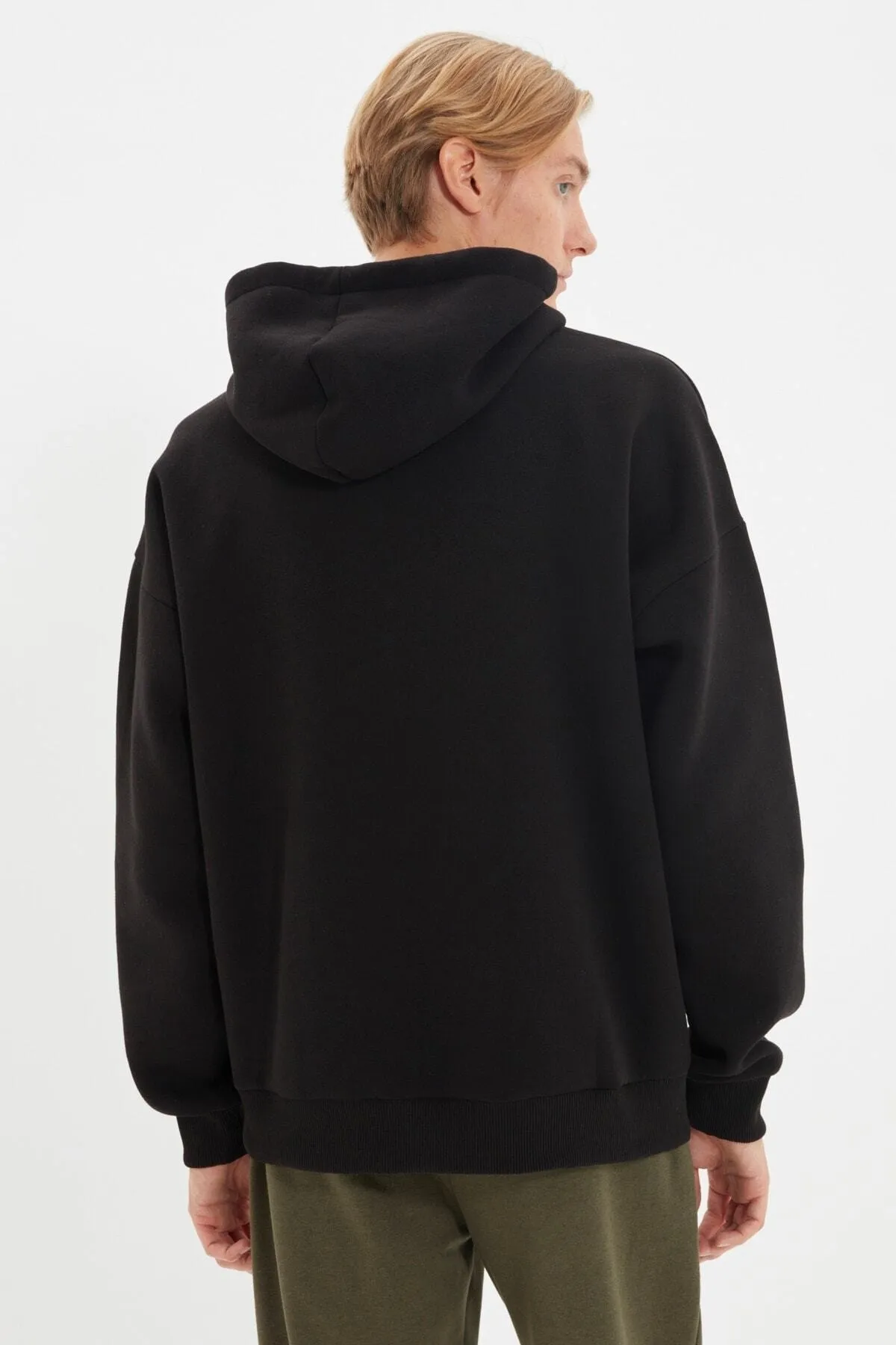 Trendyol Collection  Schwarzes, übergroßes/weit geschnittenes Unisex-Sweatshirt mit Kapuze und Textdruck TMNAW22SW1462