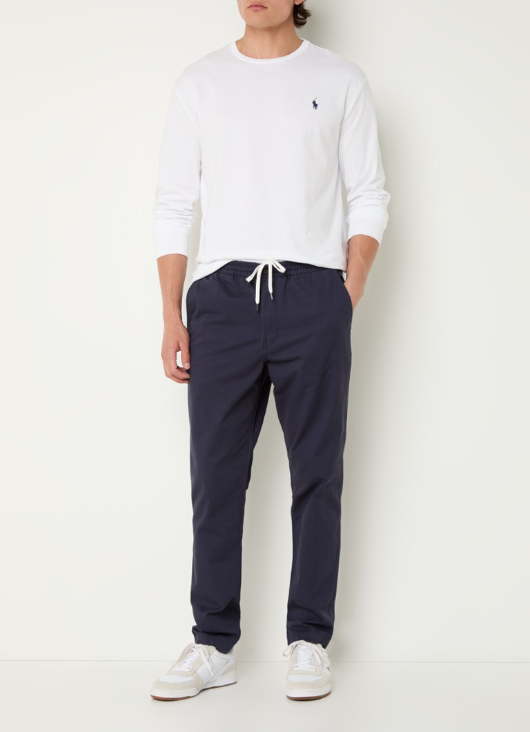 Pantaloni chino slim fit de la Ralph Lauren, cu talie cu șnur și buzunare cu refileți.