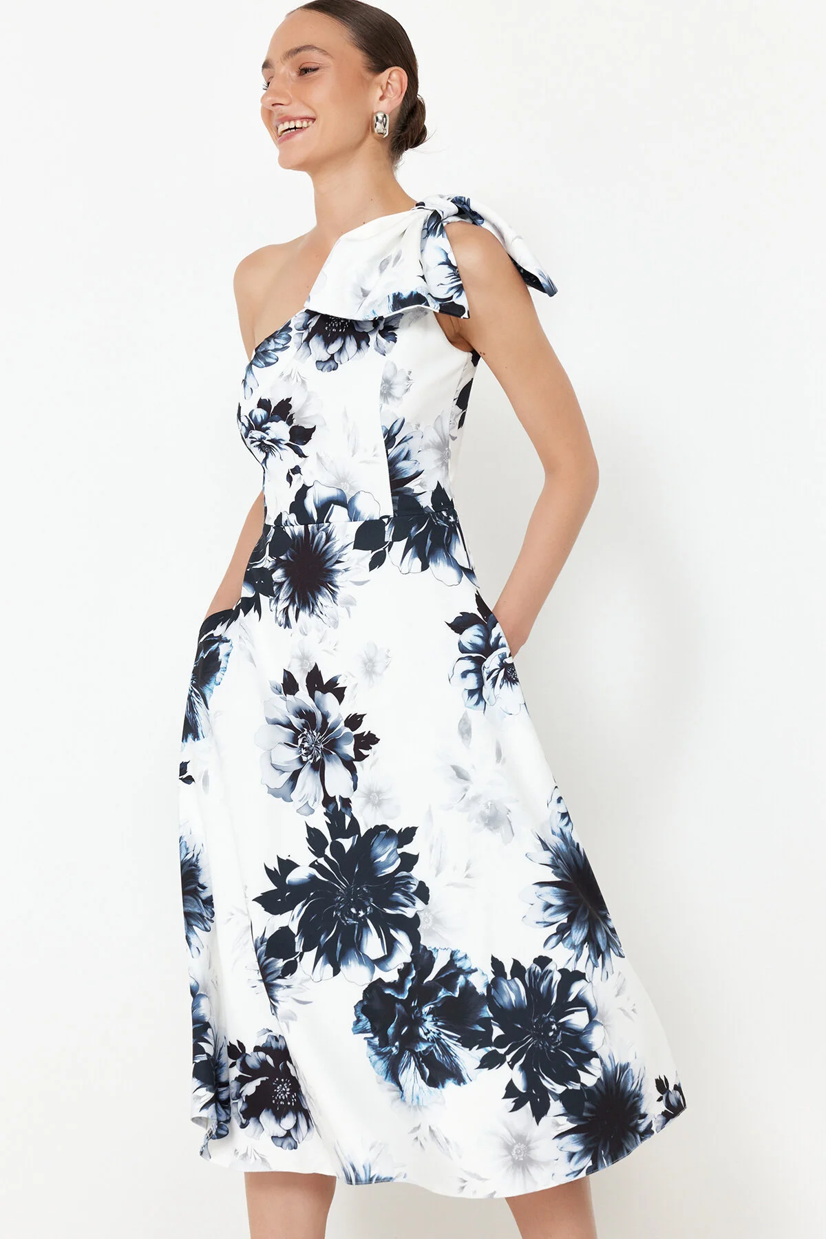 Trendyol Collection  Elegantes Abendkleid mit mehrfarbiger Schleife TPRSS24EL00105