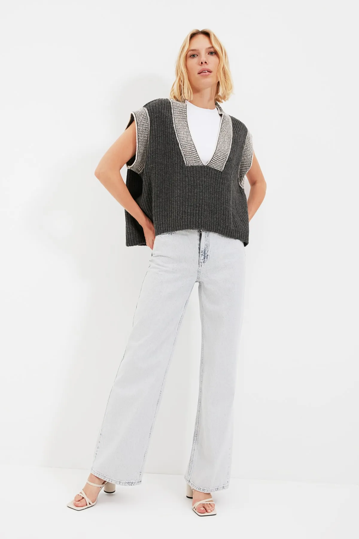 Trendyol Collection  Anthrazitfarbener, weicher, strukturierter Strickpullover im Colour-Block-Design mit weiter Passform TWOAW21BZ0014