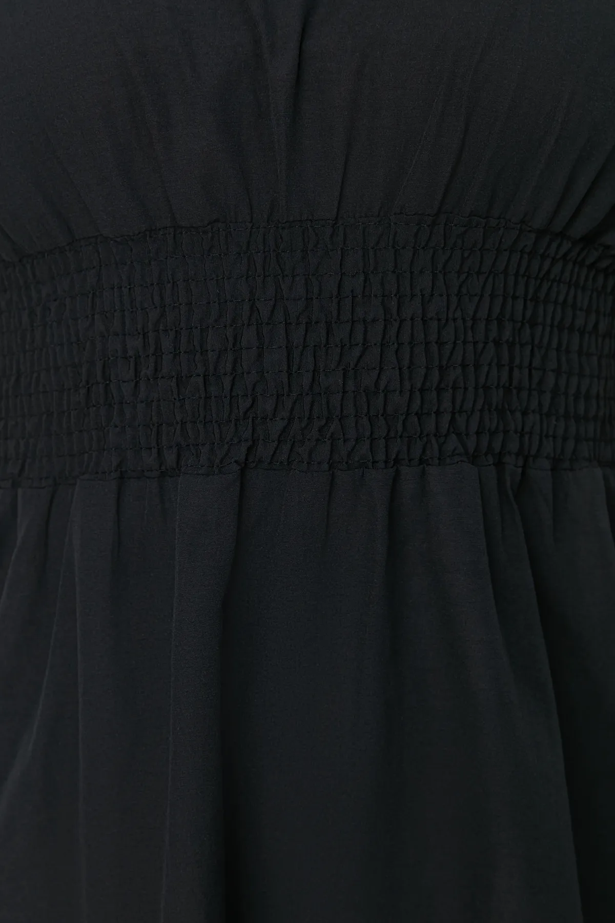 Trendyol Curve  Schwarzes gewebtes Kleid mit V-Ausschnitt und geraffter Taille TBBSS24AH00071
