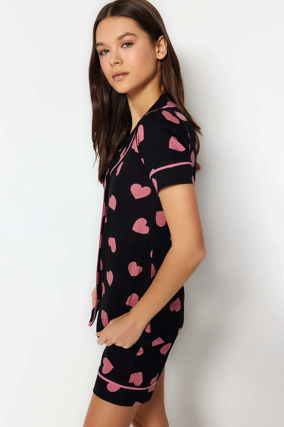 Trendyol Collection  Mehrfarbiges Strick-Pyjama-Set aus 100 % Baumwolle mit herzgemusterten Paspeln und detaillierten Hemd-Shorts THMSS21PT1200