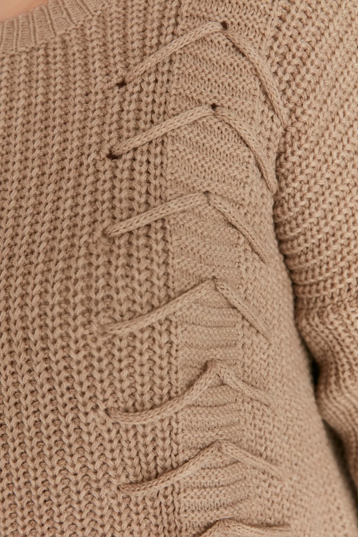 Trendyol Curve  Beigefarbener Strickpullover mit Kreuzspitze und detailliertem Detail
