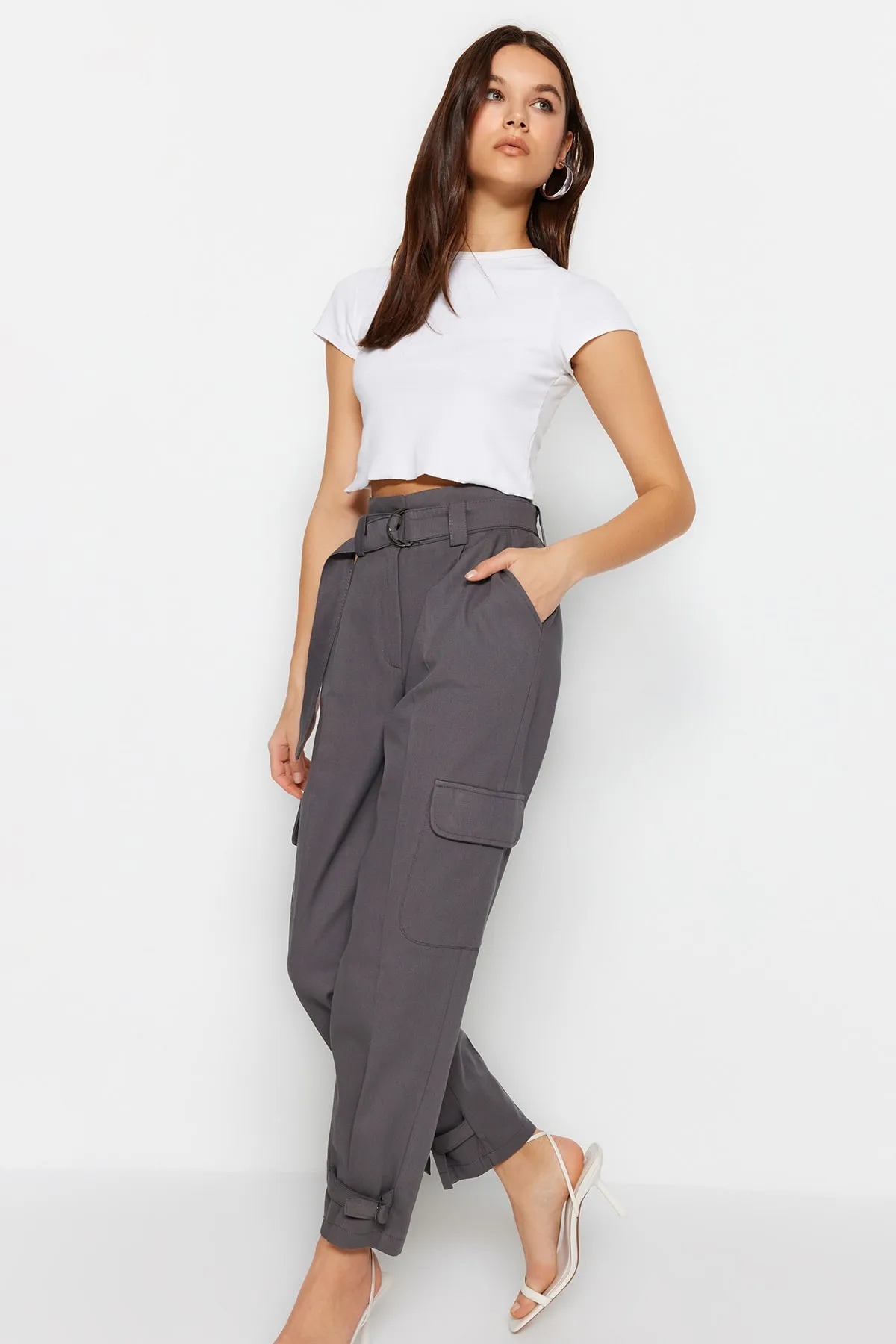 Trendyol Collection  Graue Cargo-Webhose mit Gürtel TWOSS21PL0138