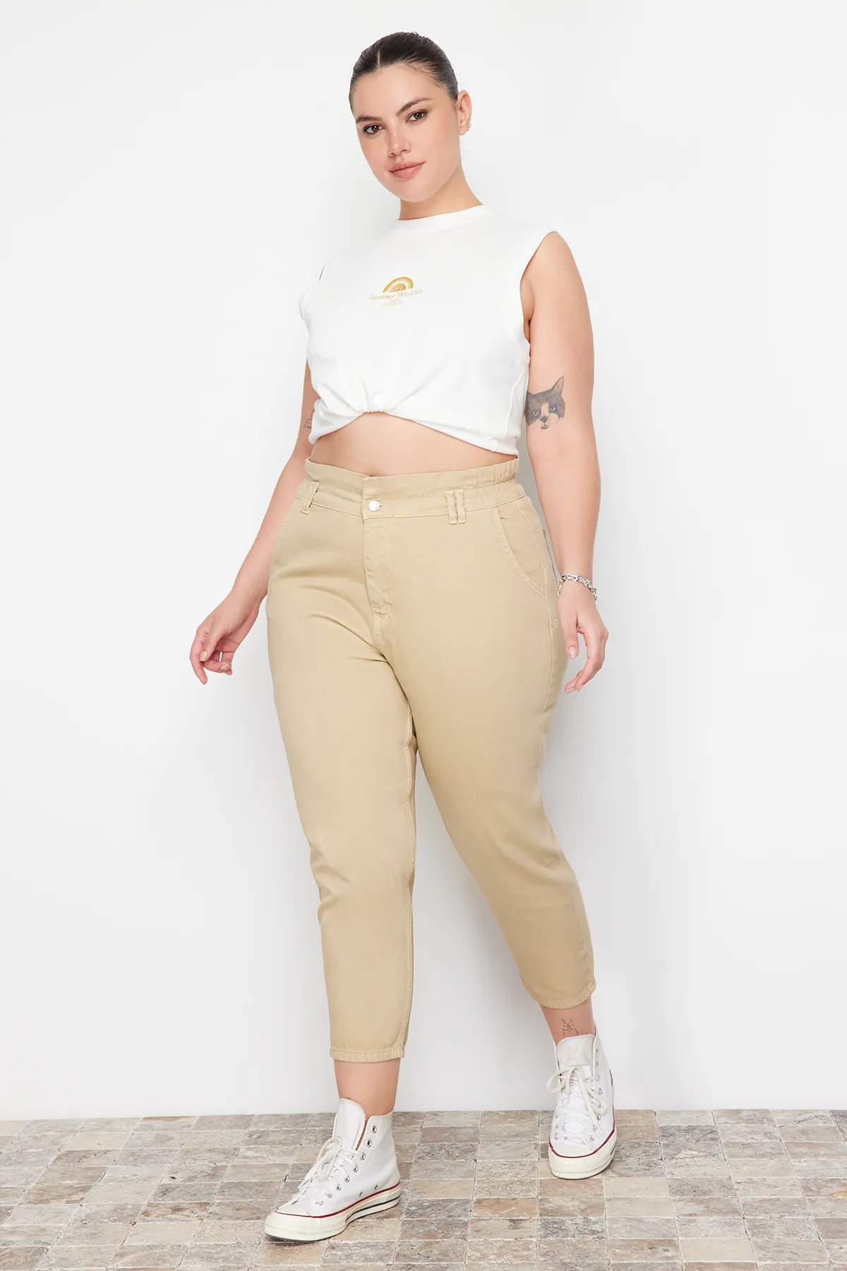 Trendyol Curve  Beige Mom-Jeans mit hoher Taille und elastischem Bund TBBAW23CJ00037