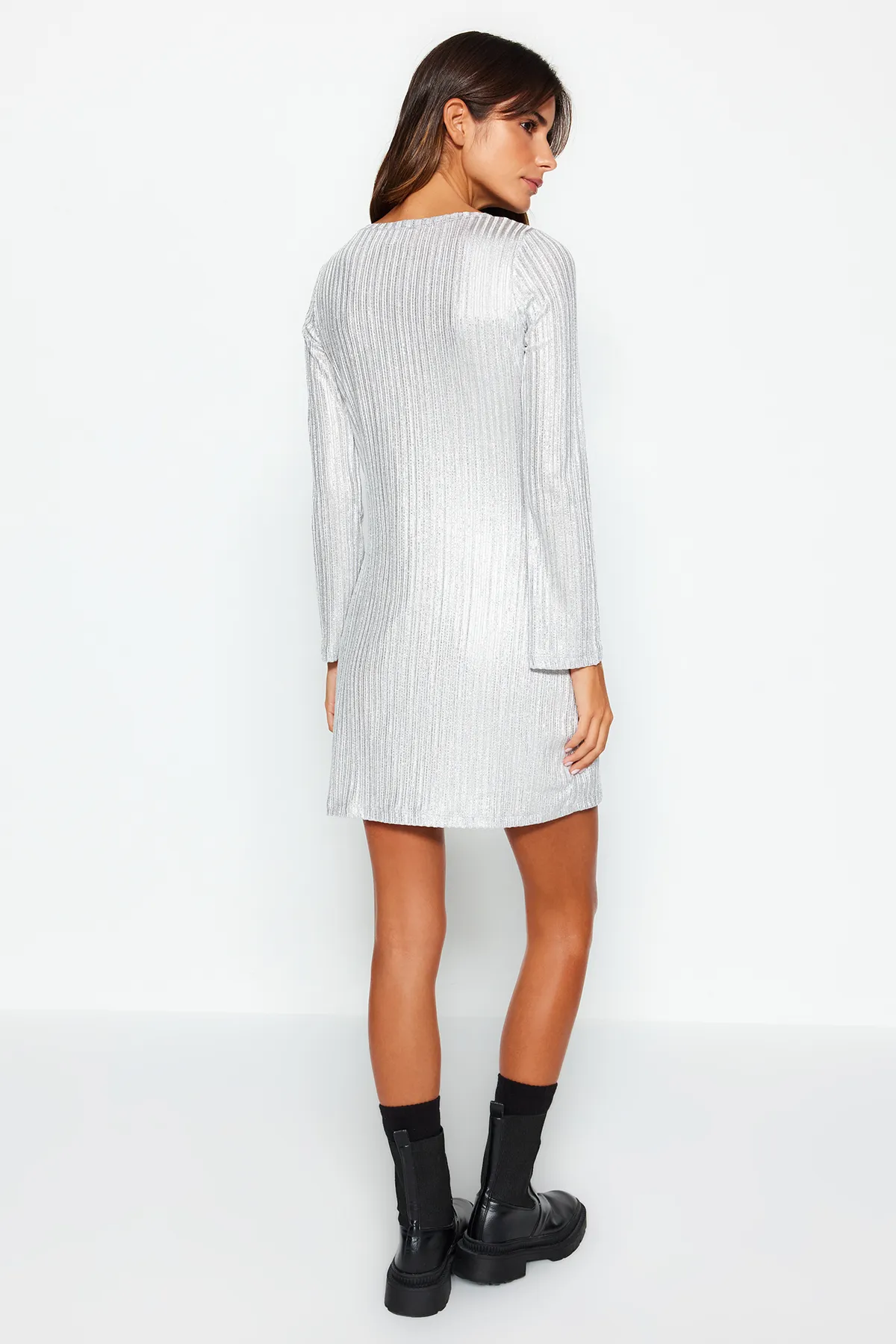 Trendyol Collection  Silber glänzende Oberfläche, U-Boot-Ausschnitt, A-Linie, gestricktes Mini-Strickkleid TWOAW24EL00909