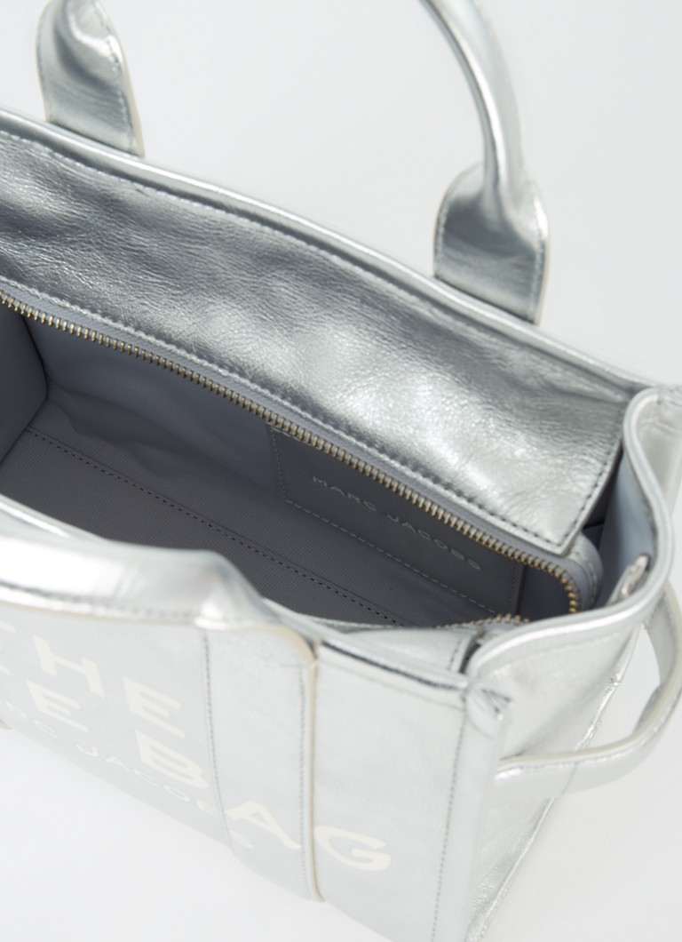 Mała torba marki Marc Jacobs wykonana ze skóry z metalicznym wykończeniem.