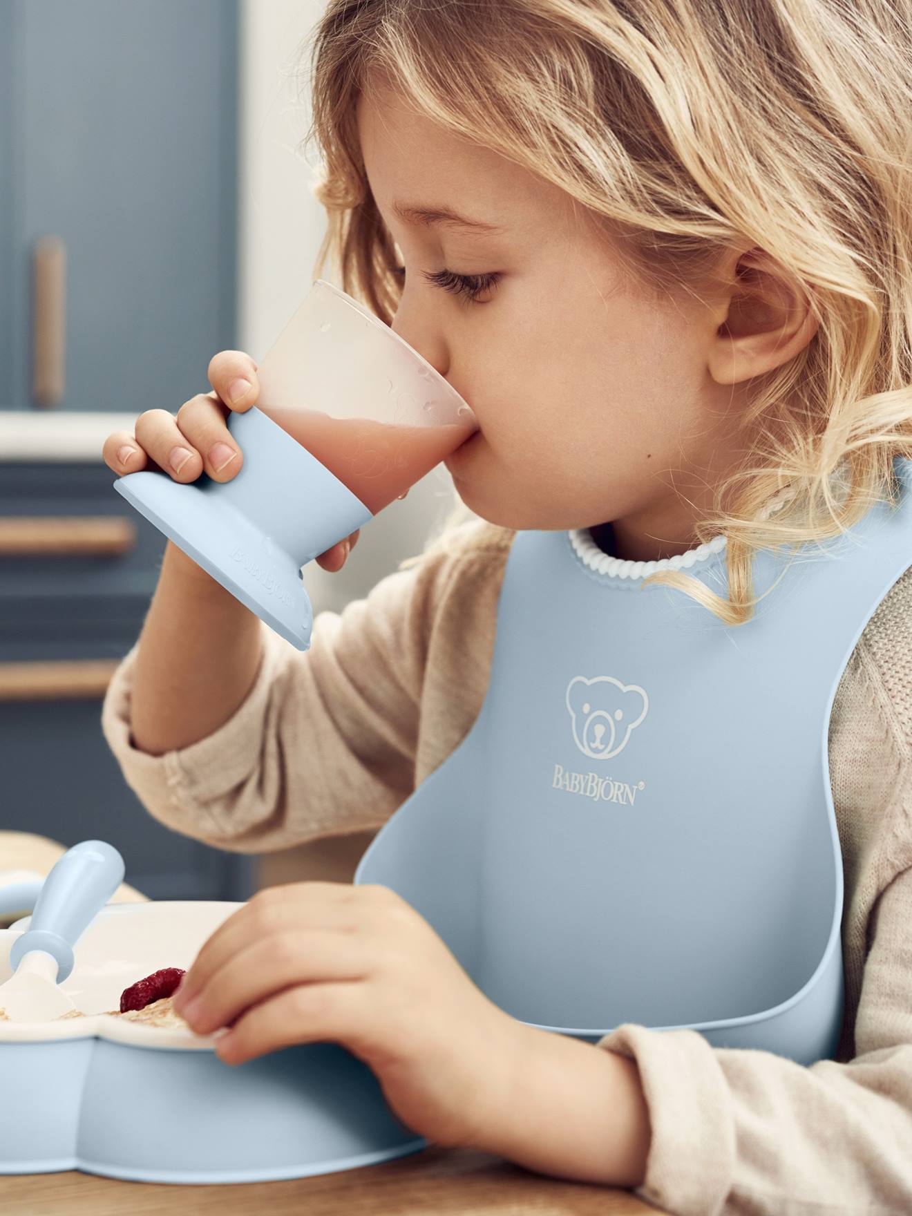 Bavoir avec récupérateur BabyBjörn bleu pastel