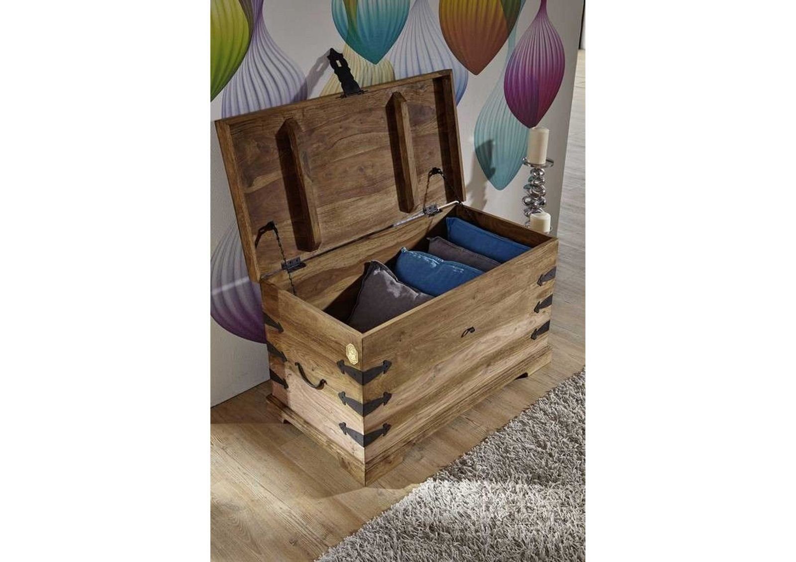 Massivmoebel24 Truhe LEEDS (Holztruhe, Holzkiste mit Deckel, Aufbewahrungstruhe für Stauraum aus Massivholz, Truhe im typischem Landhausstil mit einem Fach, in grau geölt 90x47x50 Sheesham montiert), Mexico-Stil;Landhaus-Stil;authentische Holzadern;a