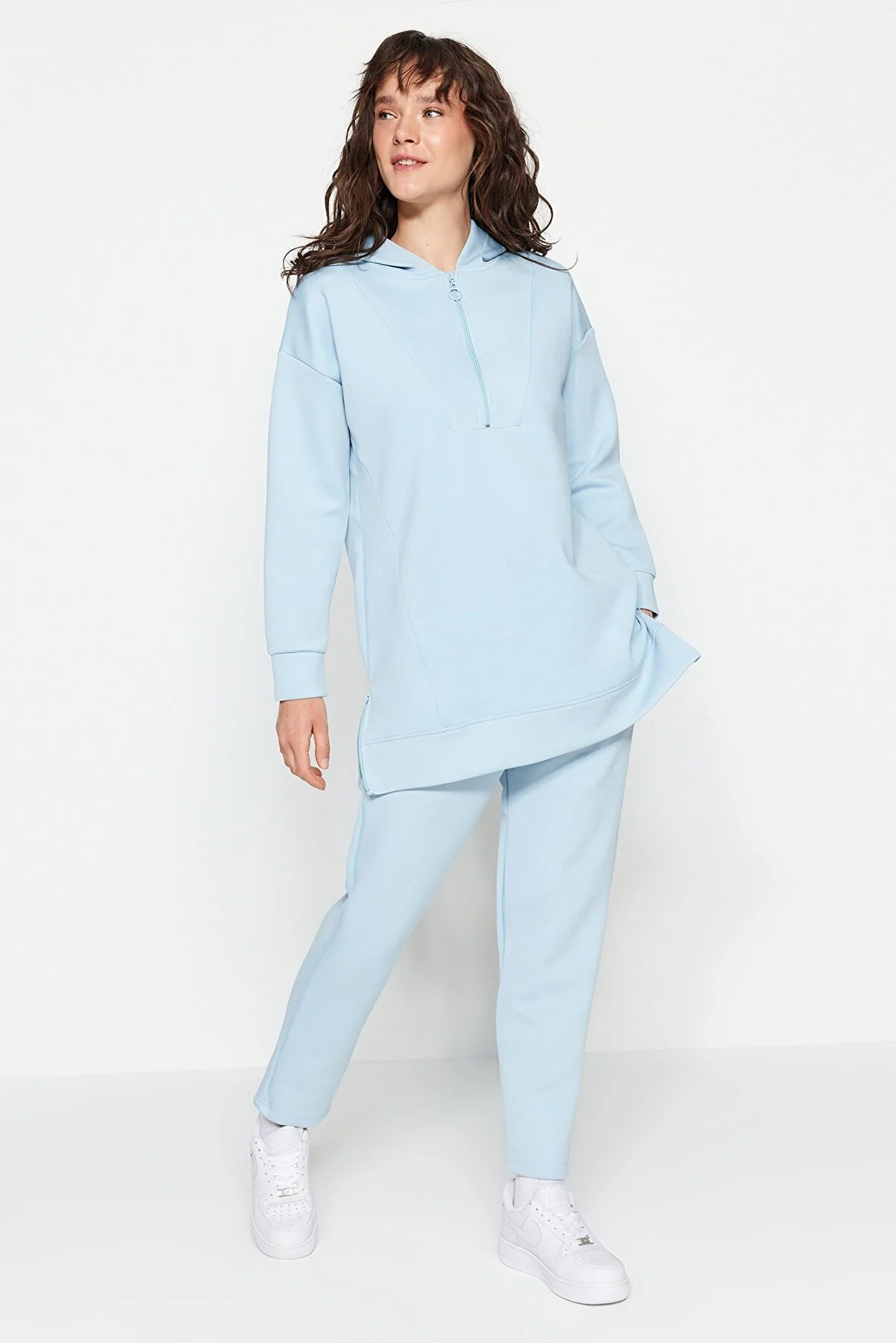 Trendyol Modest  Hellblaues, weich strukturiertes Scuba-Strick-Trainingsanzug-Set mit Reißverschluss vorne TCTSS23EN00005