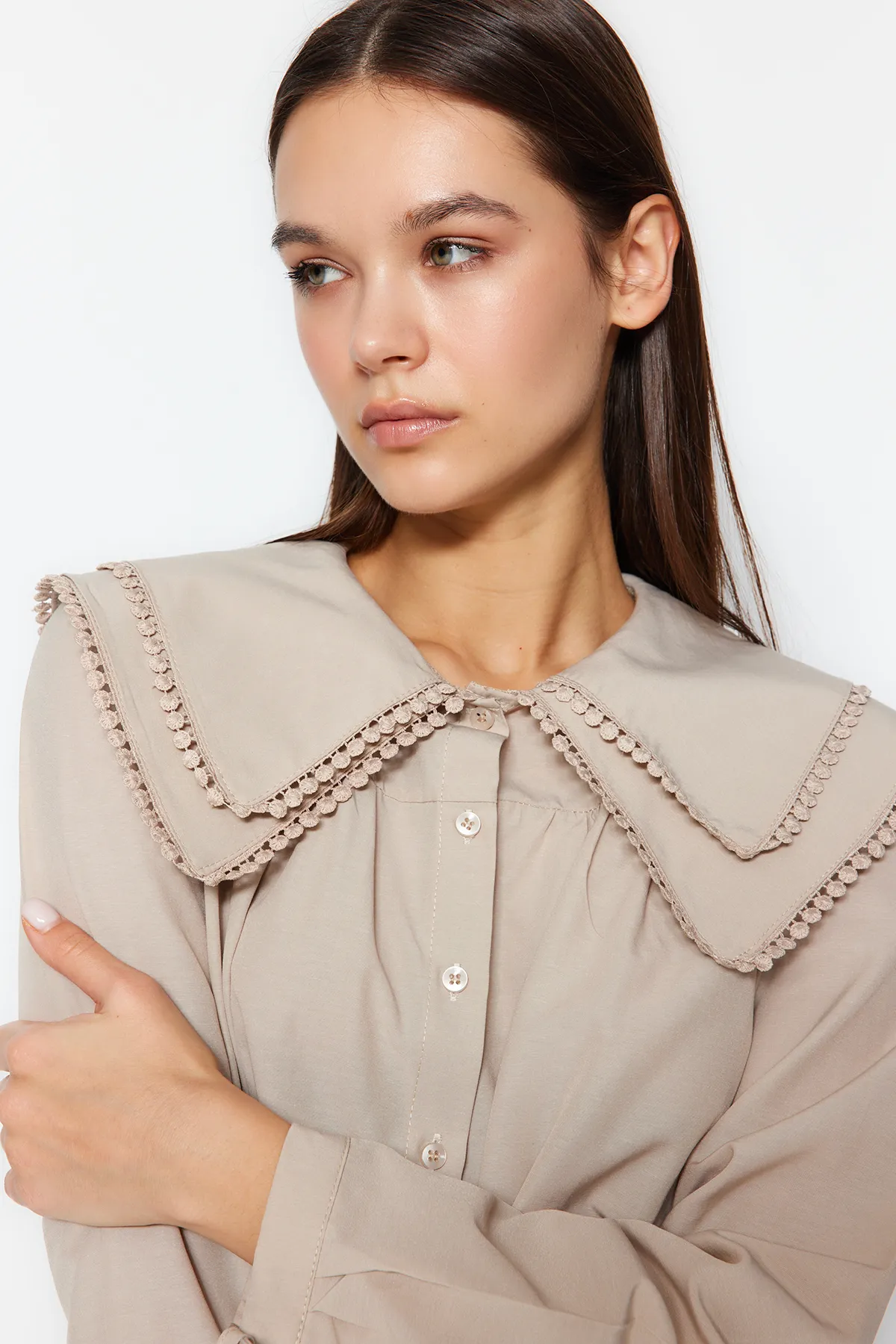 Trendyol Modest  Gewebtes Hemd mit Steinkragen und Bommeldetails TCTSS22GO0335