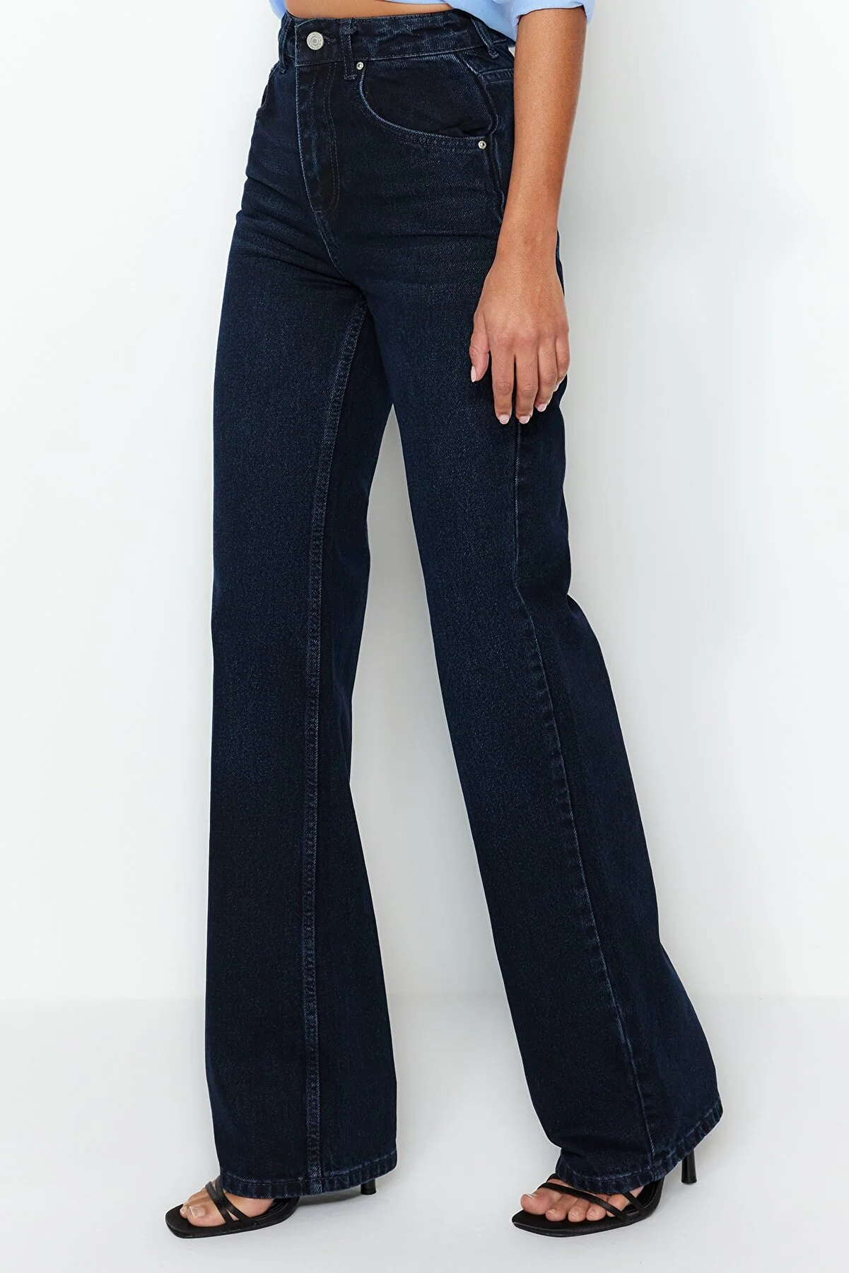 Trendyol Collection  Mitternachtsblaue Jeans mit hoher Taille und weitem Bein TWOSS23JE00083