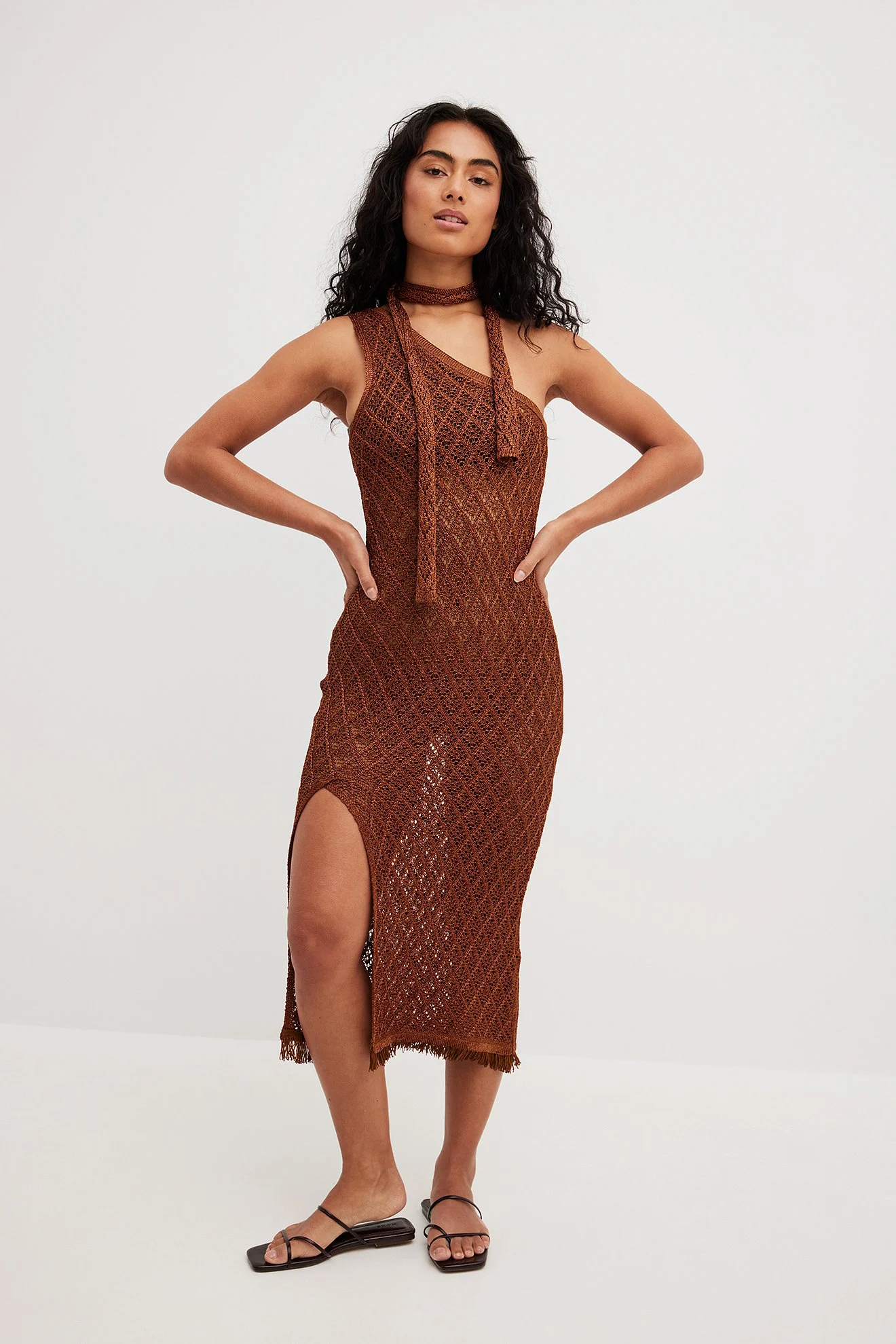 Einseitig schulterfreies Strick-Maxikleid mit Schaldetail