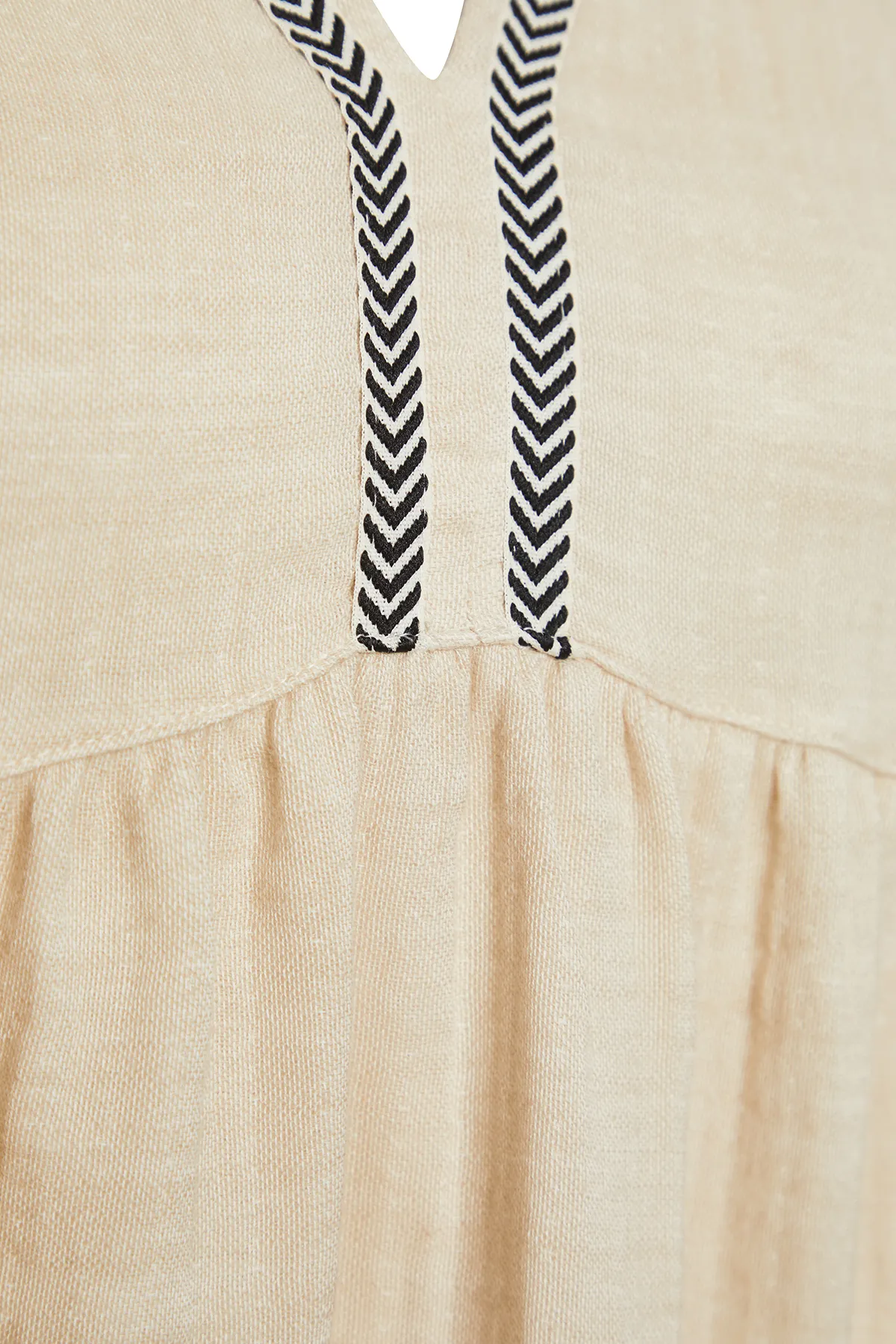 Trendyol Collection  Beiges, weit geschnittenes Mini-Strandkleid aus Musselin mit gewebten Streifen und Zubehör TBESS24EL00117