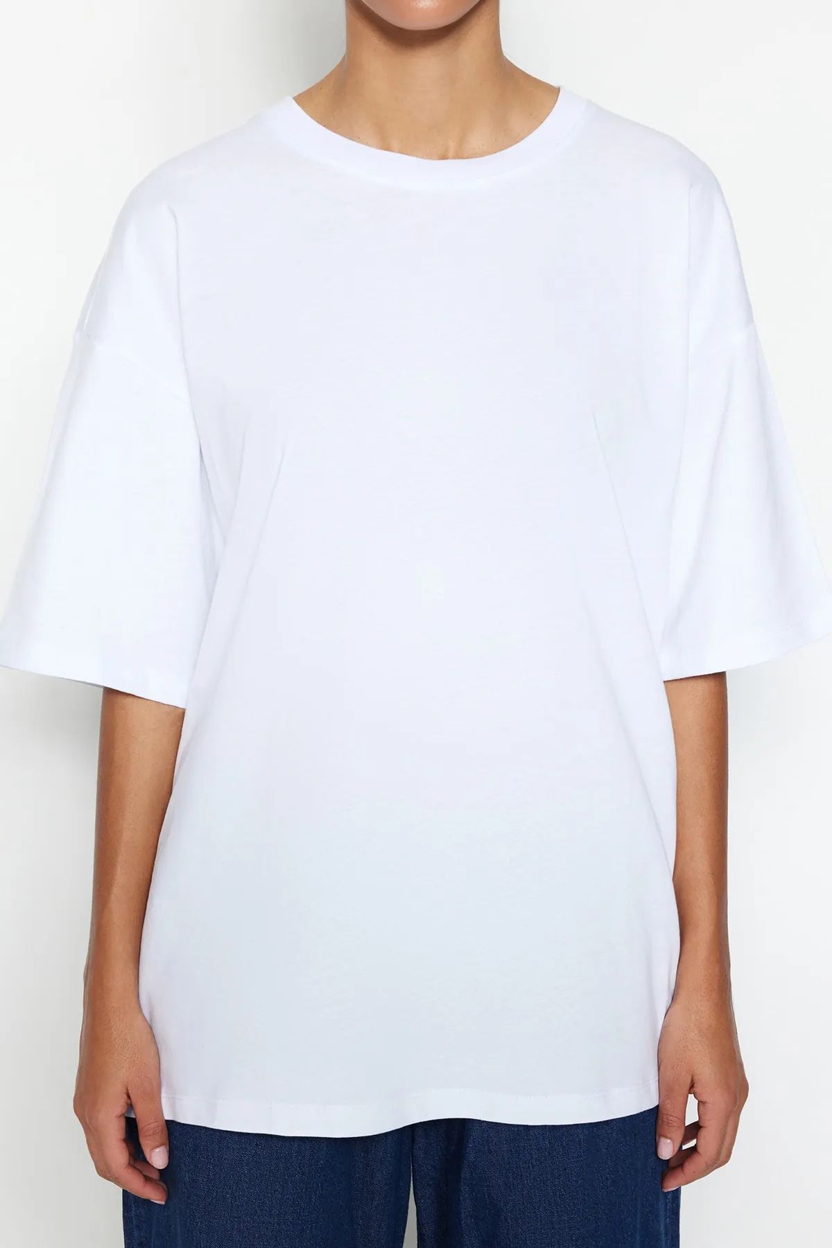 Trendyol Collection  Weißes Premium-Strick-T-Shirt mit Rundhalsausschnitt in Übergröße/weiter Passform aus 100 % Baumwolle TWOSS23TS00040