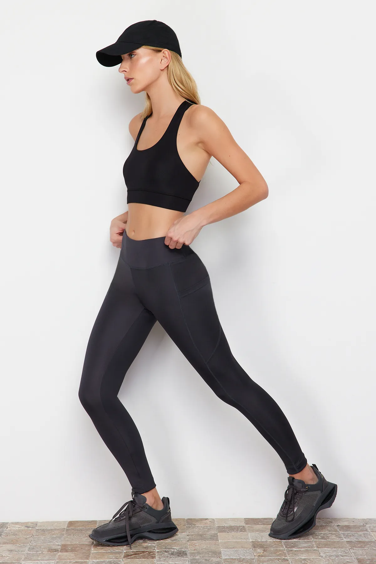 Trendyol Collection  Anthrazitfarbene, gestrickte Sport-Leggings in voller Länge mit doppelten Taschen und detaillierten Details THMSS24TY00029