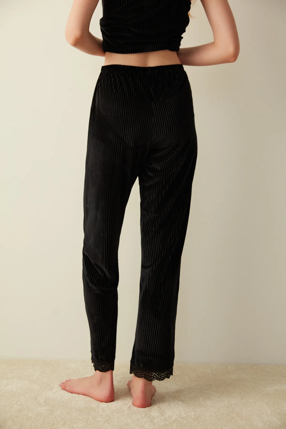 Penti  Schwarze Mariana Pyjamahose aus Samt mit Spitzendetails