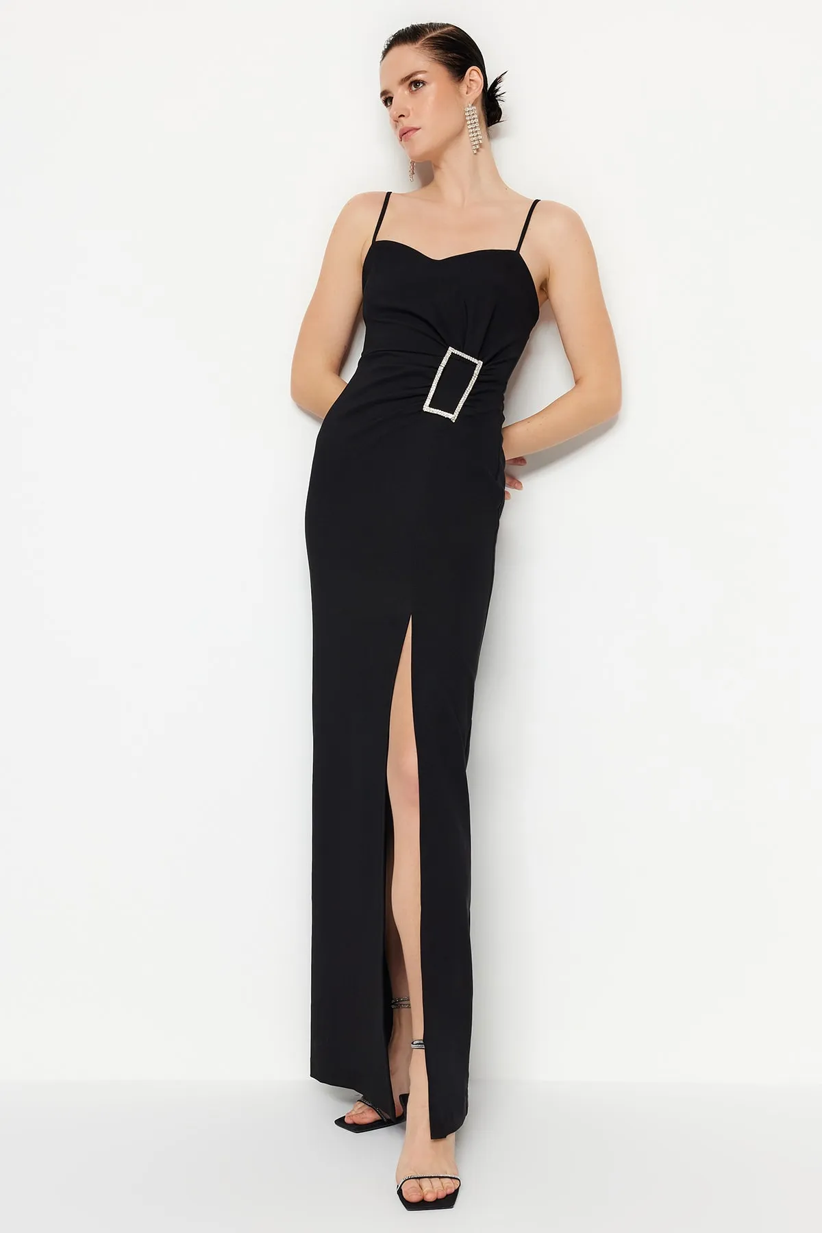Trendyol Collection  Schwarzes langes Abendkleid mit Accessoire-Details TPRSS20AE0321