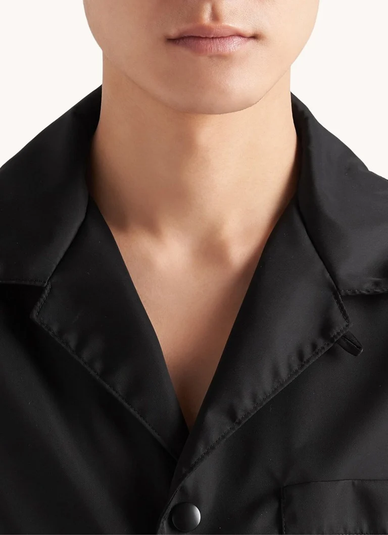 Camisa Prada Re-Nylon oversized com bolso no peito.