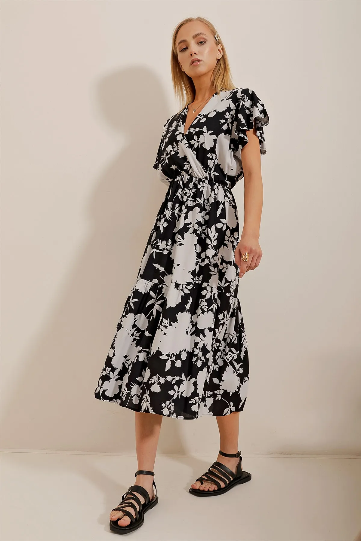 Trend Alaçatı Stili  Schwarz-weißes zweireihiges Kleid mit Kragen und Volants aus Viskosegewebe für Damen ALC-X4373