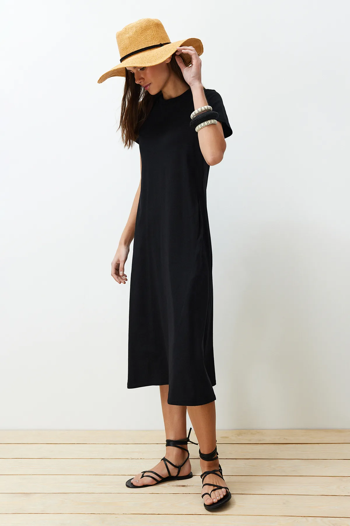 Trendyol Collection  Schwarzes Premium-Strick-Midikleid in A-Linie mit Rundhalsausschnitt und Taschen TWOSS24EL00169
