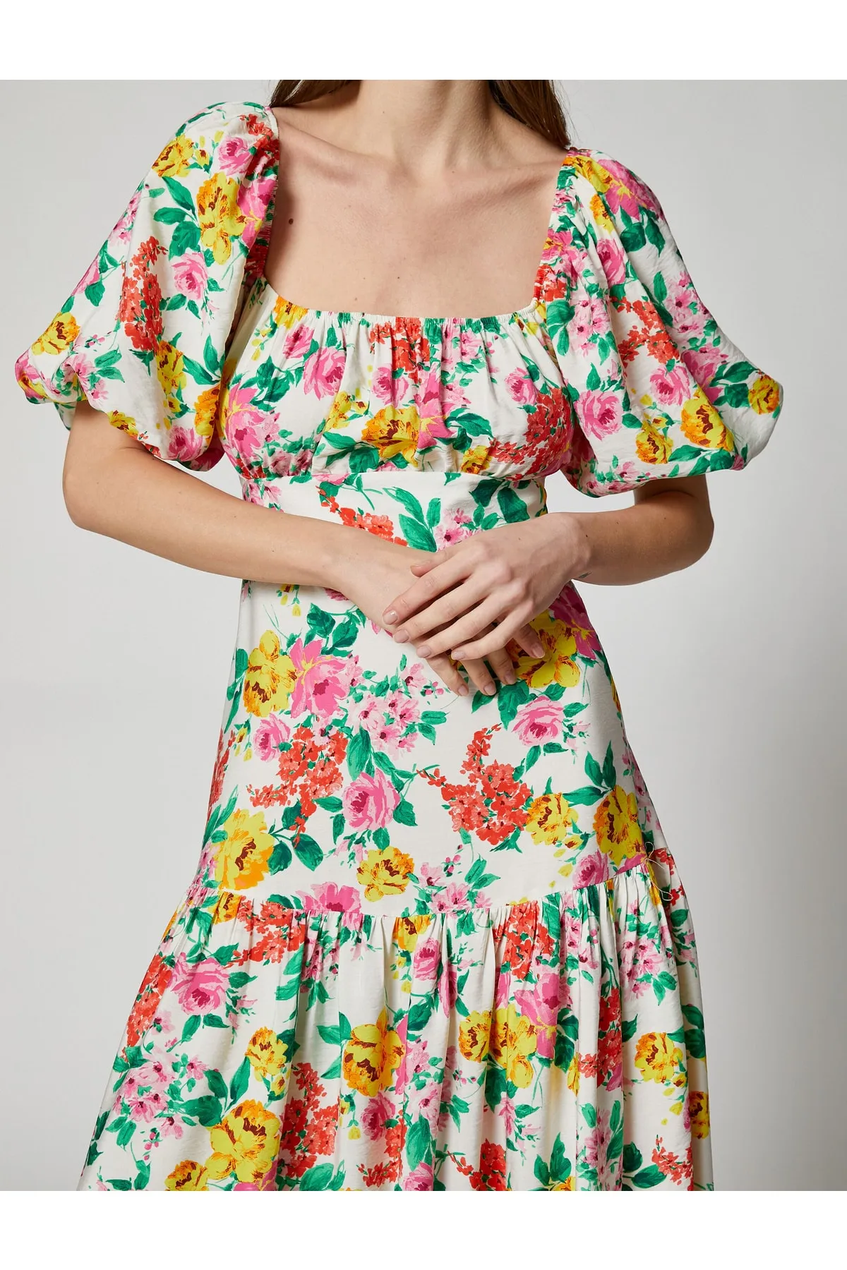 Koton  Langes Damenkleid mit quadratischem Kragen, Ballonärmeln und Blumenmuster 3sak80257ew