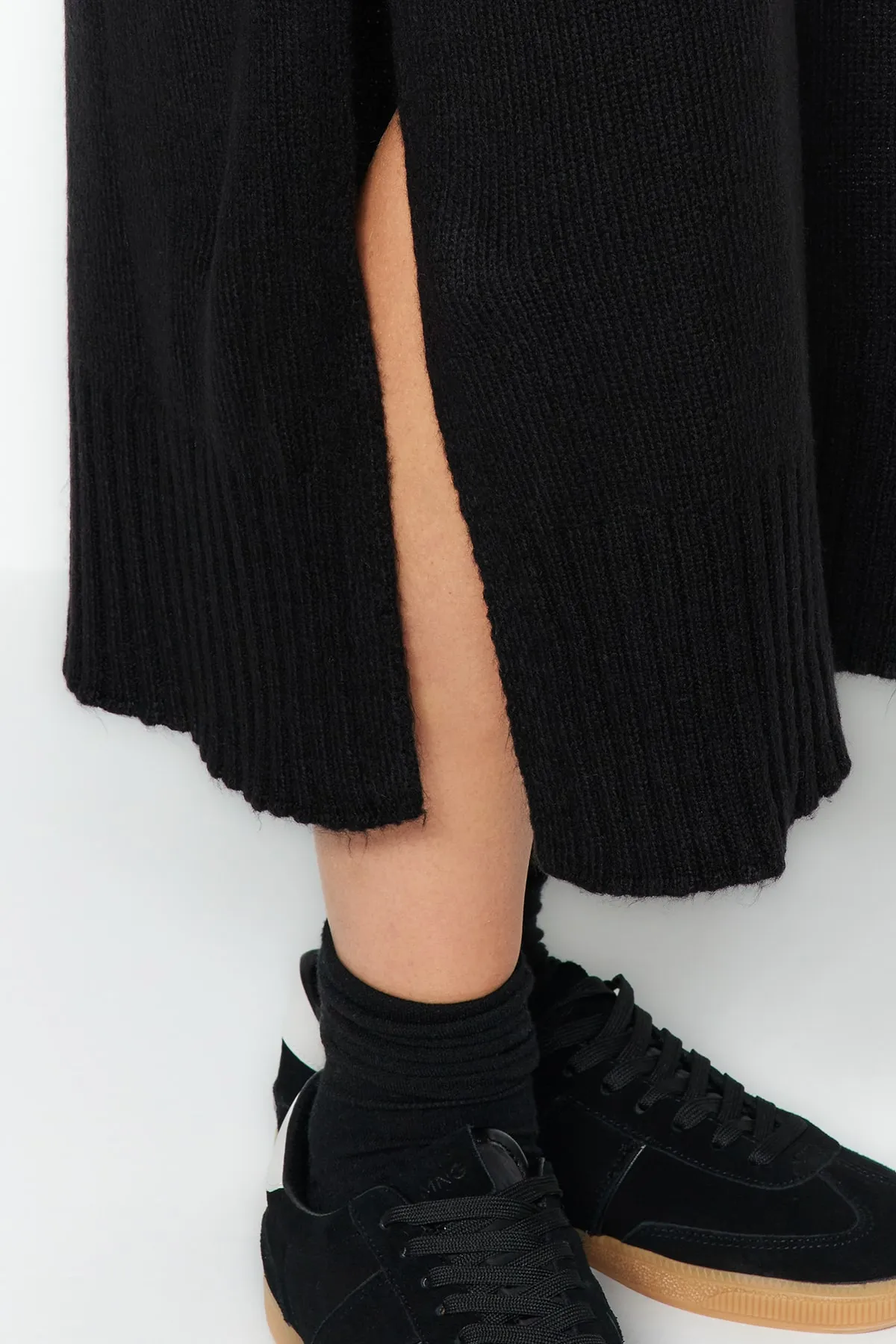 Trendyol Collection  Schwarzes, weit geschnittenes Midi-Strickkleid mit Rollkragen TWOAW24EL00034