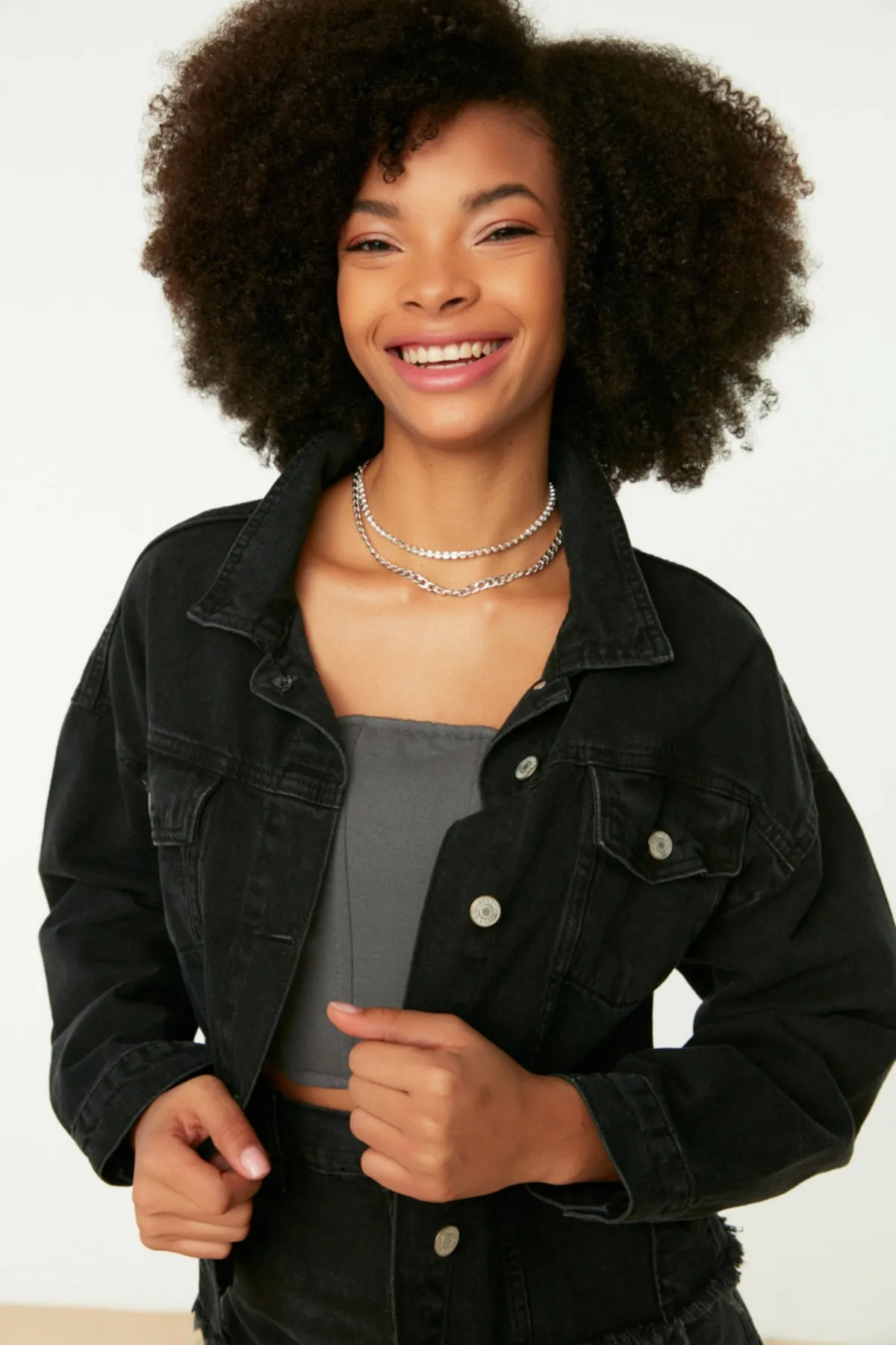 Trendyol Collection  Schwarze Trucker-Crop-Jeansjacke TWOAW20CE0033