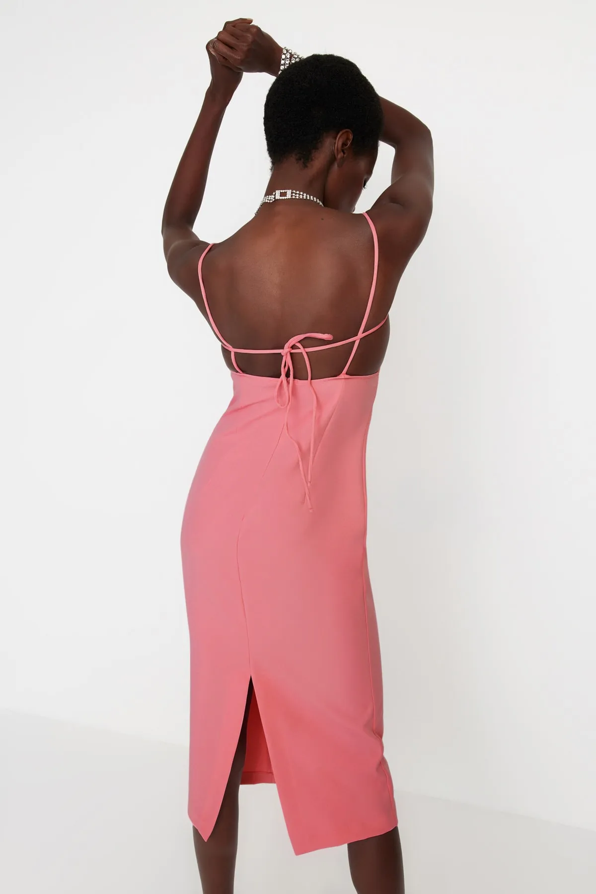 Trendyol Collection  Hellrosa, figurbetontes, gefüttertes Abendkleid aus Webstoff TPRSS22EL3197