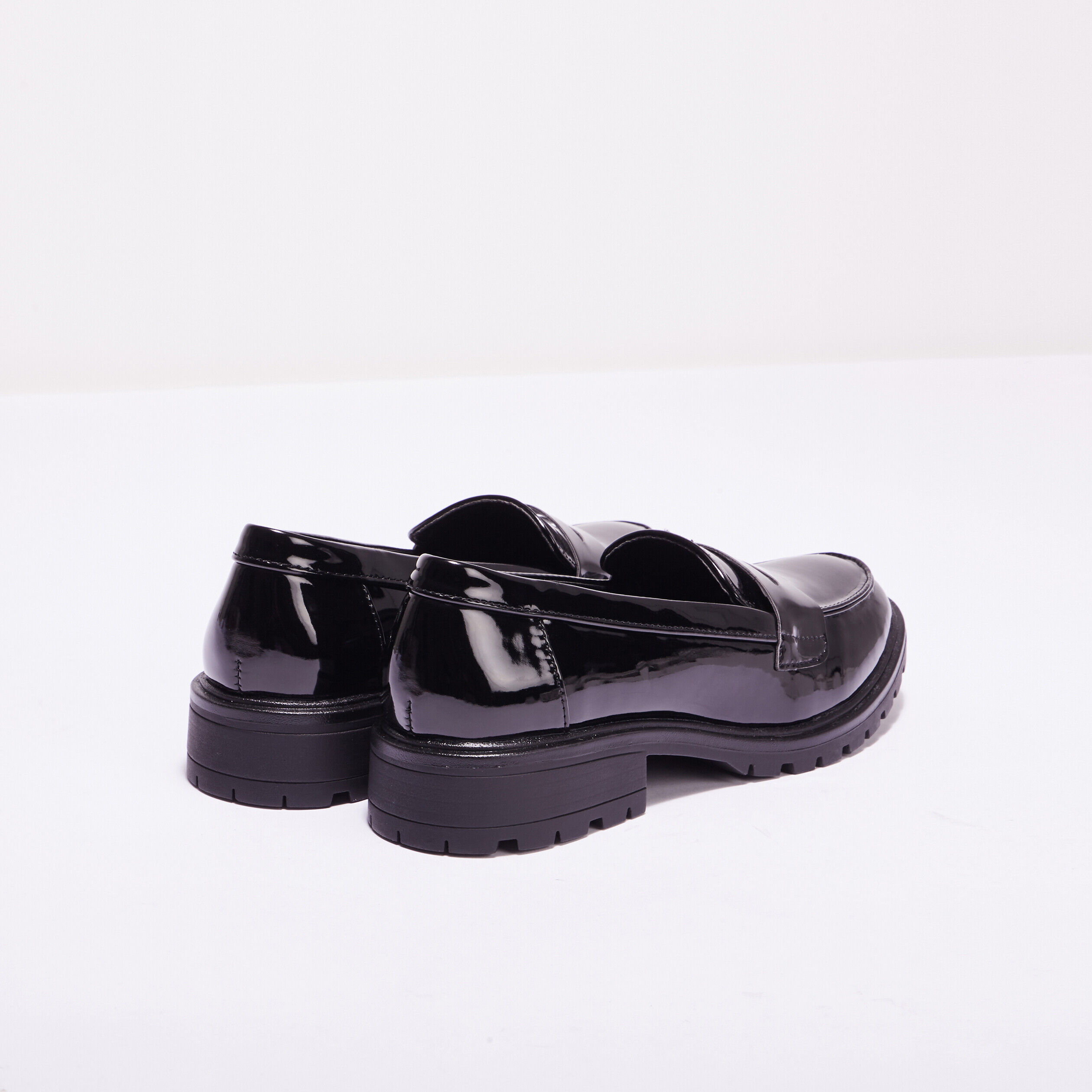 Mocassins vernis crantés noir femme | Cache Cache
