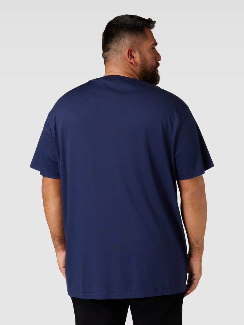 PLUS SIZE T-Shirt mit Label-Stitching in marineblau