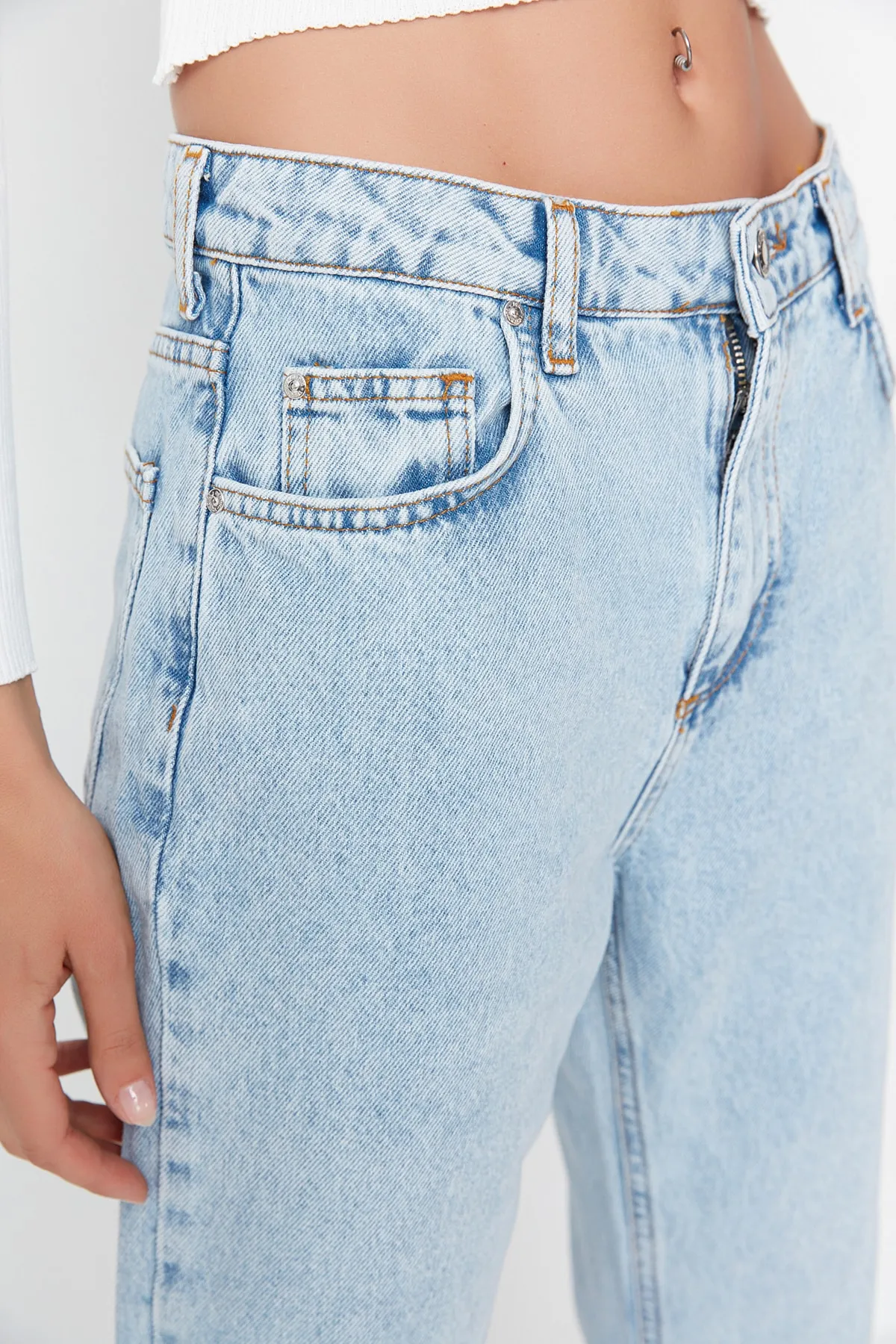 Trendyol Collection  Blaue gerade Jeans mit hoher Taille TWOSS22JE0254