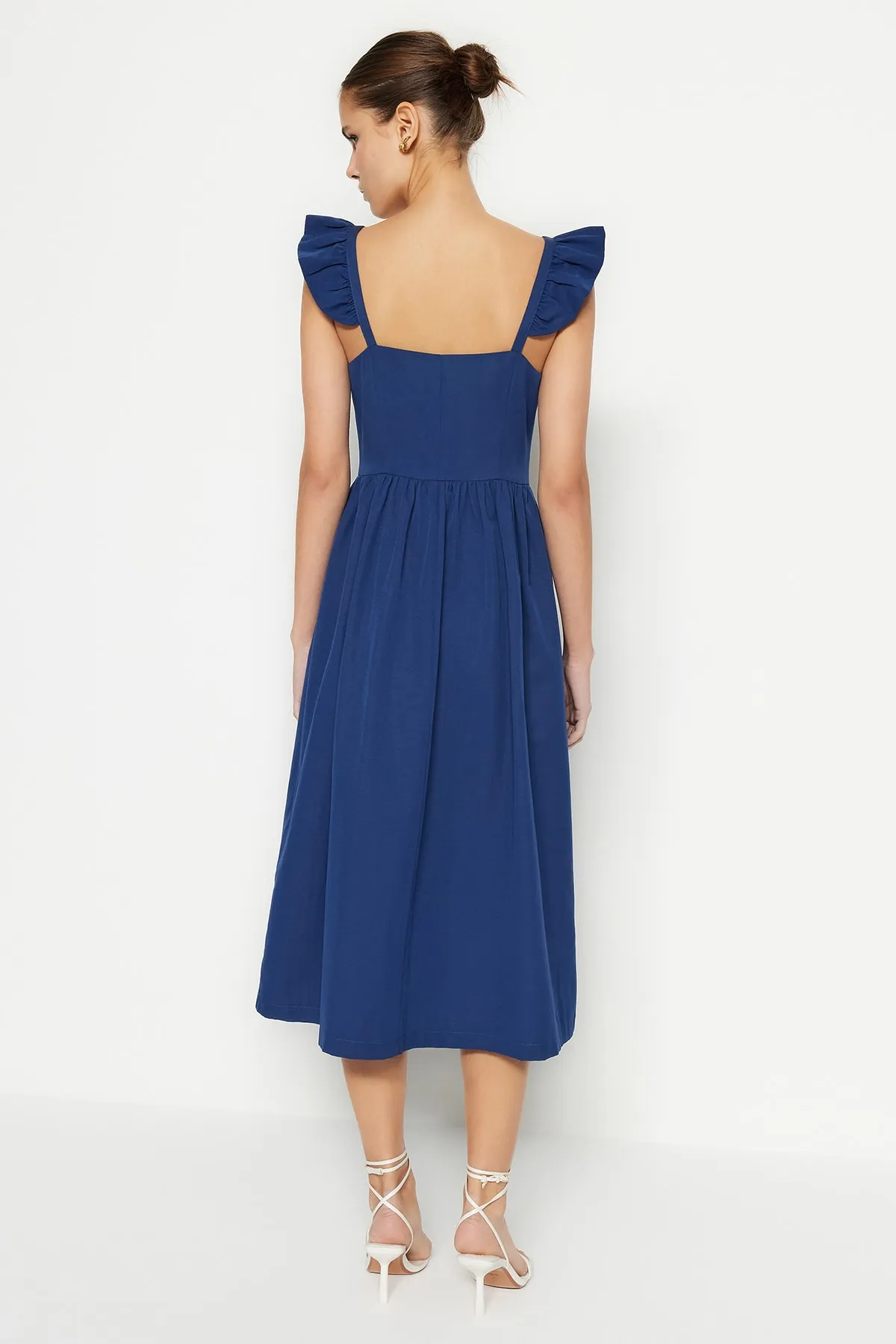 Trendyol Collection  Marineblaues Midi-Hemdkleid mit gewebten Rüschen und Details TWOSS23EL01146