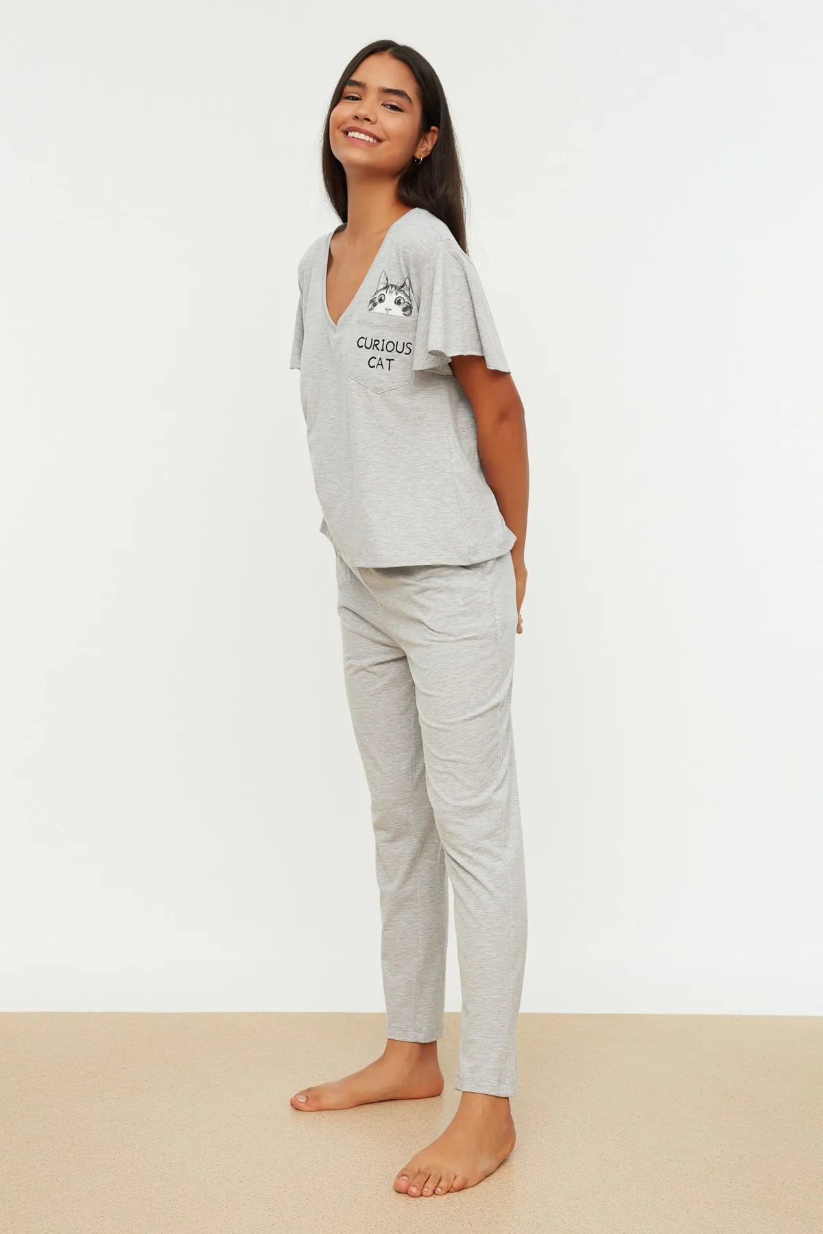 Trendyol Collection  Graues Pyjama-Set aus Baumwolle mit Katzen-Print, Ärmeln und Schwungrad-Details THMSS20PT0172
