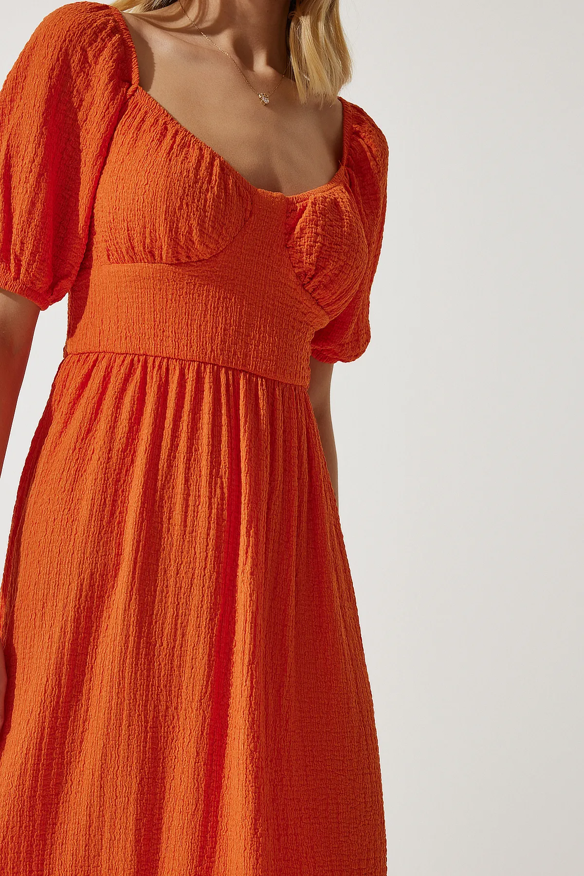 Happiness İstanbul  Strukturiertes Sommer-Strickkleid für Damen in Orange mit Herzkragen UB00050