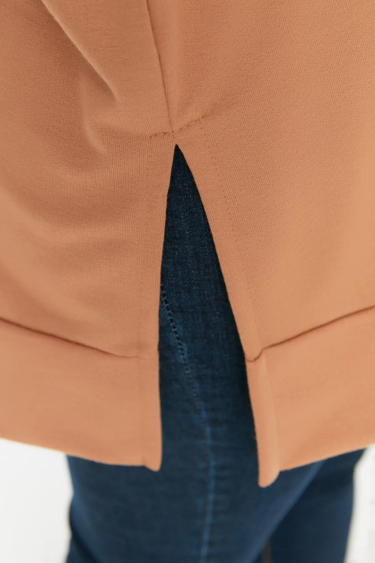 Trendyol Curve  Kamelfarbenes, dünnes Strick-Sweatshirt mit Schlitz und Details TBSSS22SW0173