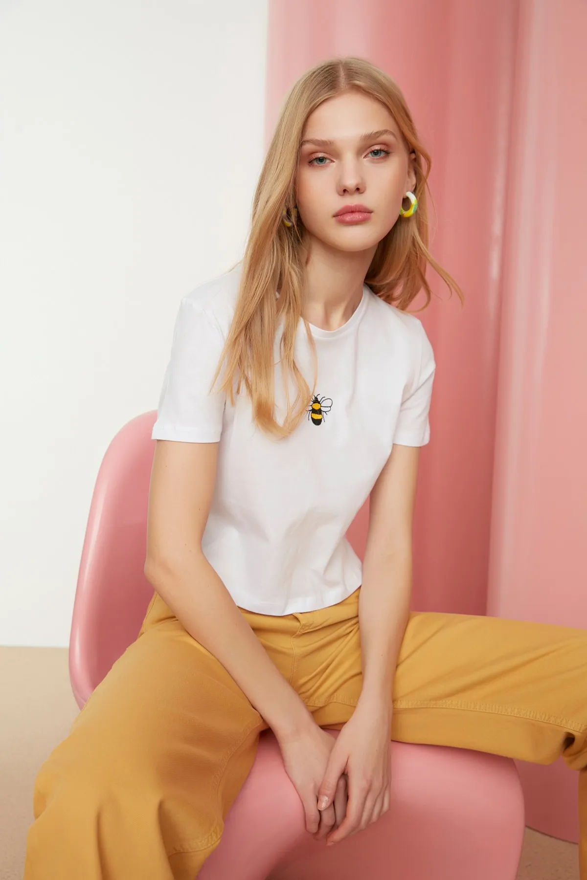 Trendyol Collection  Weißes, kurz geschnittenes, gestricktes T-Shirt aus 100 % Baumwolle mit Rundhalsausschnitt und Stickerei TWOSS20TS1377